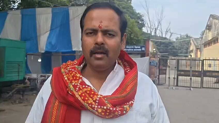 वाराणसी ब्रेकिंग
वाराणसी MLC चुनाव में 3 हजार वोटों से आगे सपा प्रत्याशी ने प्रशासन पर लगाया नतीजे छिपाने का आरोप समर्थकों से सड़क पर आने की कर दी अपील
वाराणसी में घमासान सपा MLC प्रत्याशी आशुतोष सिन्हा ने मतगणना प्रशासन पर लगाए गंभीर धांधली के आरोप।
3000 वोटों की बढ़त, सपा प्रत्याशी का दावा— लगातार दो राउंड में आगे रहने के बावजूद नहीं दी जा रही अपडेट जानकारी।
तीसरे राउंड की मतगणना शुरू होने के बाद अधिकारियों पर सूचना दबाने का आरोप।
आशुतोष सिन्हा बोले— सरकार के इशारे और दबाव में प्रशासनिक अधिकारी नहीं कर रहे आधिकारिक अनाउंसमेंट।
सपा प्रत्याशी ने प्रशासन को चेतावनी दी— 10 हजार से ज्यादा समर्थक सड़कों पर उतरने को तैयार।
आरोपों के बाद मतगणना केंद्र के बाहर भारी पुलिस बल तैनात, माहौल हुआ गरमाया।
समाजवादी पार्टी ने चुनाव आयोग से तुरंत हस्तक्षेप कर पारदर्शी तरीके से राउंड-वार नतीजों का ऐलान करने की मांग की।