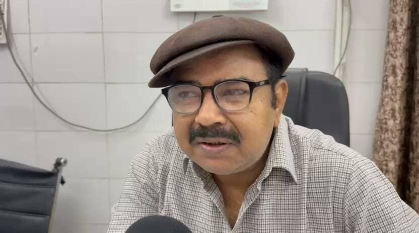 Sambhal एक्सप्रेसवे हुए हादसे की जानकारी देते हुए सरकारी चिकित्सक।