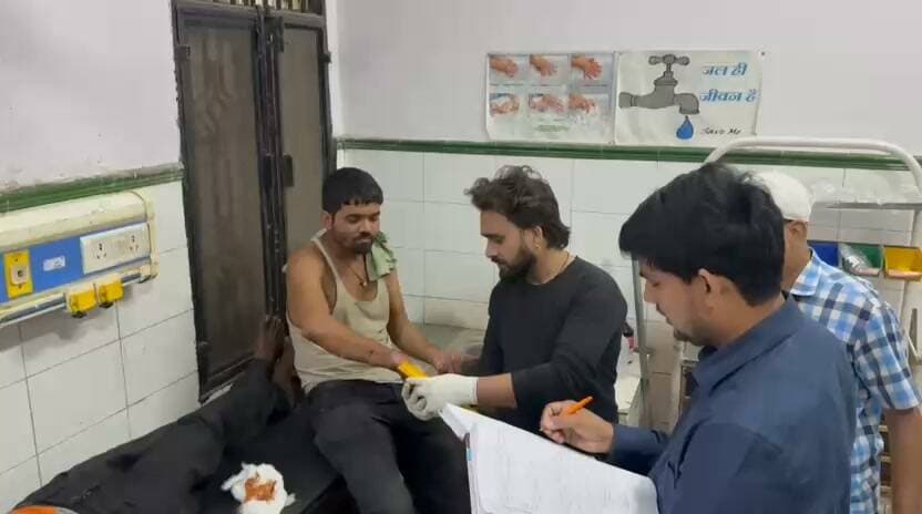 गंगा एक्सप्रेसवे पर भीषण हादसा डबल डेकर बस में सवार थे 100 से अधिक यात्री दो दर्जन घायल अस्पताल में भर्ती।