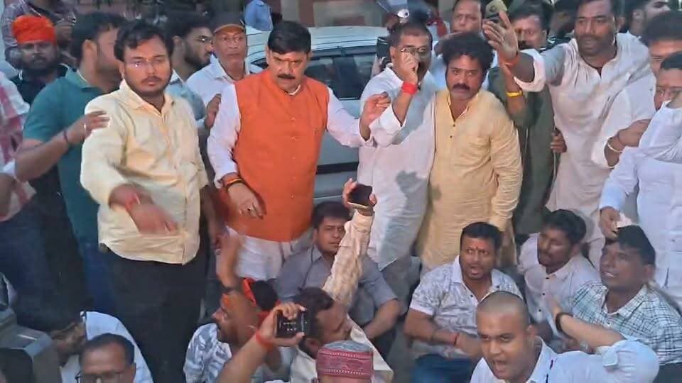 प्रवेक्षक प्रांजल यादव के खिलाफ बीजेपी कार्यकर्ताओं ने आक्रोश, मतगणना रोकने की मांग.....