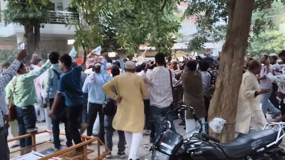 बैरिकेडिंग तोड़कर मतगणना स्थल के अंदर घुसने की कोशिश कर रहे बीजेपी कार्यकर्ता