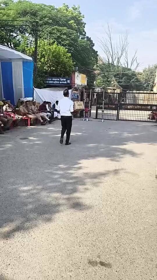 MLC चुनाव को लेकर Live अपडेट...
मतगणना के दौरान प्रशासन पर भड़के सपा प्रत्याशी आशुतोष सिन्हा साजिश का लगाया आरोप... !