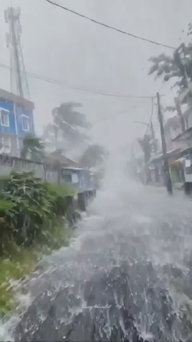 आंध्रप्रदेश के काकीनाडा के समुद्री तटों के नजदीक तेज गति में चक्रवाती तूफान.... #kakinada #chakrwarti