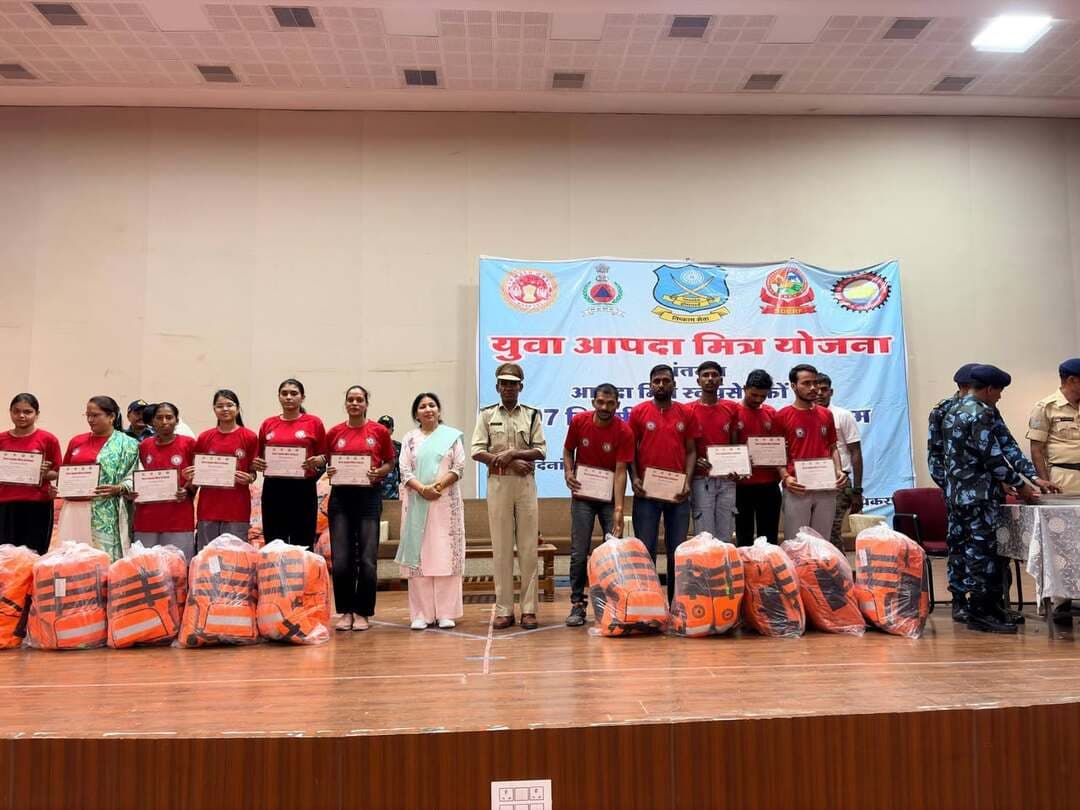 धार में सात दिवसीय ‘आपदा मित्र’ प्रशिक्षण कार्यक्रम का गरिमामय समापन
-
डिविजनल कमांडेंट श्रीमती प्रीतिबाला सिंह के मुख्य आतिथ्य में हुआ समारोह, स्वयंसेवकों को बोरवेल बचाव एवं रस्सी की गांठों का दिया व्यावहारिक प्रशिक्षण
--
राज्य शासन एवं मुख्यालय के निर्देशानुसार धार जिले में आयोजित सात दिवसीय ‘आपदा मित्र’ प्रशिक्षण कार्यक्रम का बुधवार को गरिमामय समारोह के साथ समापन हुआ। प्रशिक्षण के अंतिम दिवस स्वयंसेवकों को बोरवेल में गिरने वाले बच्चों एवं व्यक्तियों के बचाव की प्रक्रिया तथा आपातकालीन परिस्थितियों में उपयोगी विभिन्न प्रकार की रस्सियों की गांठों एवं उनके उपयोग का तकनीकी और व्यावहारिक प्रशिक्षण दिया गया।
*बोरवेल बचाव एवं रस्सी की गांठों का कराया अभ्यास*
प्रशिक्षण सत्र में प्रशिक्षकों ने खुले बोरवेल में गिरे बच्चों एवं व्यक्तियों को सुरक्षित बाहर निकालने की प्रक्रिया, बचाव कार्य के दौरान बरती जाने वाली सावधानियों तथा विभिन्न प्रकार की रस्सियों की गांठों के उपयोग की जानकारी दी। स्वयंसेवकों को इन तकनीकों का व्यावहारिक अभ्यास भी कराया गया, ताकि आपातकालीन परिस्थितियों में वे सजगता एवं दक्षता के साथ राहत और बचाव कार्यों में सहयोग कर सकें।
*डिविजनल कमांडेंट श्रीमती प्रीतिबाला सिंह रहीं मुख्य अतिथि*
प्रशिक्षण उपरांत आयोजित समापन समारोह में डिविजनल कमांडेंट, होमगार्ड इंदौर श्रीमती प्रीतिबाला सिंह मुख्य अतिथि के रूप में उपस्थित रहीं। जिला सेनानी श्री राजपाल मीना ने पुष्पगुच्छ भेंट कर एवं स्मृति चिह्न प्रदान कर मुख्य अतिथि का स्वागत किया।
मुख्य अतिथि श्रीमती प्रीतिबाला सिंह ने प्रशिक्षण सफलतापूर्वक पूर्ण करने पर सभी आपदा मित्रों को बधाई दी। उन्होंने कहा कि आपदा मित्र प्रशिक्षण केवल एक प्रशिक्षण कार्यक्रम नहीं, बल्कि समाज सेवा, मानवीय संवेदना और अमूल्य मानव जीवन की रक्षा का संकल्प है। आपदा के समय प्रशिक्षित स्वयंसेवकों की भूमिका अत्यंत महत्वपूर्ण होती है। उन्होंने स्वयंसेवकों से अपेक्षा की कि वे आवश्यकता पड़ने पर प्रथम प्रतिक्रियाकर्ता के रूप में तत्परता, अनुशासन एवं सजगता के साथ कार्य करते हुए प्रशासन के राहत एवं बचाव कार्यों में सहयोग प्रदान करेंगे।
*प्रशिक्षण में अर्जित कौशल का जनहित में उपयोग करें स्वयंसेवक*
जिला सेनानी श्री राजपाल मीना ने सात दिवसीय प्रशिक्षण कार्यक्रम की रूपरेखा एवं विभिन्न सत्रों में दिए गए प्रशिक्षण की जानकारी दी। उन्होंने प्रशिक्षण के दौरान स्वयंसेवकों द्वारा प्रदर्शित अनुशासन, उत्साह एवं सीखने की प्रतिबद्धता की सराहना करते हुए कहा कि प्रशिक्षण में अर्जित ज्ञान एवं कौशल का उपयोग आपदा की स्थिति में जन-धन की सुरक्षा और जरूरतमंदों की सहायता के लिए किया जाना चाहिए।
कार्यक्रम के अंत में जिला सेनानी श्री राजपाल मीना ने मुख्य अतिथि श्रीमती प्रीतिबाला सिंह, समस्त प्रशिक्षकों, सहयोगियों तथा प्रशिक्षण कार्यक्रम को सफल बनाने में योगदान देने वाले सभी व्यक्तियों के प्रति आभार व्यक्त किया।
सात दिवसीय प्रशिक्षण कार्यक्रम का उद्देश्य प्रशिक्षित एवं जागरूक स्वयंसेवकों का सक्षम दल तैयार करना है, जो आपदा की स्थिति में प्रशासन के साथ समन्वय स्थापित कर त्वरित राहत एवं बचाव कार्यों में महत्वपूर्ण भूमिका निभा सके।
Jansampark Madhya Pradesh