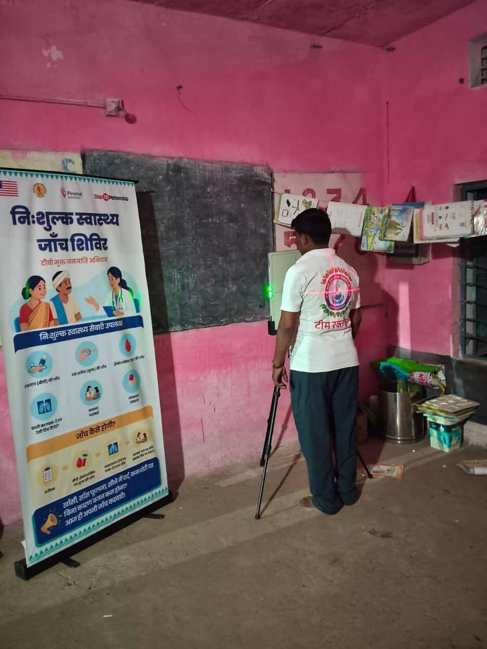 राष्ट्रीय क्षय उन्मूलन कार्यक्रम के अंतर्गत पिरामल स्वास्थ्य संगठन के तत्वावधान में धार जिले के कुक्षी विकासखंड के ग्राम रामपुरा में निःशुल्क टीबी जांच शिविर आयोजित किया गया। ग्रामीण क्षेत्रों में स्वास्थ्य सेवाओं की पहुंच बढ़ाने के उद्देश्य से टीबी जांच की यह पहल निरंतर जारी है।
शिविर में अत्याधुनिक हैंडहेल्ड कृत्रिम बुद्धिमत्ता (एआई) युक्त मशीन की सहायता से 100 से अधिक ग्रामीणों की टीबी एवं श्वसन संबंधी समस्याओं की स्क्रीनिंग की गई। इस तकनीक के माध्यम से संभावित मरीजों की प्रारंभिक पहचान में सहायता मिली, जिससे समय पर आवश्यक चिकित्सकीय परामर्श और उपचार की दिशा में कदम उठाए जा सकें।
इस पहल के तहत ग्रामीणों को टीबी के लक्षणों, बचाव के उपायों तथा समय पर जांच कराने के महत्व के प्रति जागरूक किया जा रहा है। साथ ही, संभावित मरीजों को निःशुल्क उपचार एवं आवश्यक मार्गदर्शन उपलब्ध कराने पर भी जोर दिया जा रहा है।
ग्रामीण अंचलों में नियमित स्वास्थ्य जांच और जनजागरूकता के माध्यम से टीबी की समय पर पहचान सुनिश्चित करने की दिशा में यह प्रयास महत्वपूर्ण है। यह पहल टीबी मुक्त भारत के लक्ष्य को साकार करने में सहयोगी साबित हो रही है। शिविर के आयोजन में ग्रामवासियों का भी सक्रिय सहयोग रहा।
Jansampark Madhya Pradesh