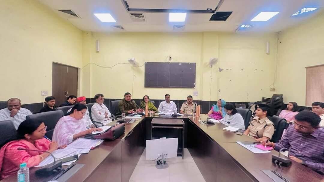 जिला सड़क सुरक्षा समिति की बैठक में दुर्घटनाओं की रोकथाम के लिए कलेक्टर ने दिए सख्त निर्देश
--
40 किलोमीटर प्रति घंटे की गति सीमा निर्धारित
---
बिना हेलमेट ईंधन नहीं देने तथा रॉन्ग साइड वाहन चलाने वालों पर कार्यवाही के निर्देश
----
कलेक्टर ने महिंद्रा ब्रिज एवं इण्डोरामा में निर्माणाधीन फ्लाईओवर का निरीक्षण कर दिए आवश्यक निर्देश
-----
कलेक्टर श्री राजीव रंजन मीना की अध्यक्षता में जिला सड़क सुरक्षा समिति की बैठक पीथमपुर नगरपालिका सभाकक्ष आयोजित की गई। बैठक में विधायक श्रीमती नीना वर्मा, पुलिस अधीक्षक श्री सचिन शर्मा सहित संबंधित विभागों के अधिकारी उपस्थित रहे। बैठक में जिले में सड़क दुर्घटनाओं की रोकथाम, यातायात व्यवस्था को सुरक्षित एवं सुचारु बनाने तथा दुर्घटना संभावित स्थलों पर आवश्यक सुधारात्मक उपाय करने के संबंध में चर्चा की गई।
पुलिस अधीक्षक श्री सचिन शर्मा ने बताया कि भारी वाहनों का अत्यधिक दबाव, शराब पीकर वाहन चलाना तथा दुर्घटना के बाद घायलों को गोल्डन ऑवर में त्वरित उपचार नहीं मिल पाना जनहानि के प्रमुख कारण हैं। पीथमपुर औद्योगिक क्षेत्र में भारी वाहनों की आवाजाही अधिक होने के कारण दो नए ब्लैक स्पॉट चिन्हित किए गए हैं। इन स्थलों पर दुर्घटनाओं के कारणों का आकलन कर आवश्यक सुधारात्मक कार्रवाई की जा रही है।
बैठक में पीथमपुर क्षेत्र में वाहनों की गति सीमा 40 किलोमीटर प्रति घंटा निर्धारित करने तथा बिना हेलमेट वाहन चलाने वालों को पेट्रोल पंपों पर पेट्रोल नहीं देने के निर्देश दिए गए। साथ ही रॉन्ग साइड वाहन चलाने वालों के विरुद्ध सख्त कार्रवाई करने और यातायात नियमों का पालन सुनिश्चित कराने पर जोर दिया गया।
विधायक श्रीमती नीना वर्मा ने कहा कि पीथमपुर औद्योगिक क्षेत्र होने के कारण यहां भारी वाहनों का आवागमन लगातार बना रहता है। उन्होंने टोल से प्राप्त राशि का उपयोग सड़क सुरक्षा संबंधी सुधार कार्यों में करने, सड़कों पर अव्यवस्थित स्पीड ब्रेकरों को दुरुस्त करने तथा अतिक्रमण हटाने की आवश्यकता बताई। उन्होंने आपातकालीन परिस्थितियों में एम्बुलेंस की समुचित व्यवस्था सुनिश्चित करने, कम उम्र के बच्चों को वाहन नहीं देने, लर्निंग लाइसेंस बनवाने के प्रति जागरूकता बढ़ाने तथा वाहन चालकों के लाइसेंस की नियमित जांच करने पर भी जोर दिया। साथ ही दुर्घटना में घायलों की मदद करने वाले नागरिकों को प्रोत्साहित करने के लिए ‘राहवीर योजना’ का व्यापक प्रचार-प्रसार करने की बात कही।
कलेक्टर श्री मीना ने संबंधित विभागों को अपने-अपने क्षेत्र में यातायात व्यवस्था में सुधार के लिए आवश्यक प्रस्ताव तत्काल प्रस्तुत करने के निर्देश दिए। उन्होंने अनुविभागीय अधिकारी (राजस्व) को अग्नि सुरक्षा, एम्बुलेंस सहित अन्य आपातकालीन संसाधनों की उपलब्धता एवं बेहतर प्रबंधन सुनिश्चित करने तथा संबंधित विभागों के बीच समन्वय बनाए रखने के निर्देश दिए।
*कलेक्टर एवं पुलिस अधीक्षक ने महिंद्रा ब्रिज एवं निर्माणाधीन फ्लाईओवर का निरीक्षण किया*
बैठक के पश्चात कलेक्टर श्री राजीव रंजन मीना ने पीथमपुर क्षेत्र में महू-नीमच फोरलेन स्थित महिंद्रा ब्रिज का निरीक्षण किया। उन्होंने हाल ही में हुई सड़क दुर्घटना के घटनास्थल का जायजा लेते हुए दुर्घटनाओं की रोकथाम के लिए आवश्यक सुधारात्मक उपाय सुनिश्चित करने के निर्देश दिए।
इसके बाद कलेक्टर ने थाना पीथमपुर क्षेत्र के इण्डोरामा में निर्माणाधीन फ्लाईओवर का निरीक्षण किया। फ्लाईओवर निर्माण के कारण भारी वाहनों को टाटा स्टील चौराहे से फैक्ट्री क्षेत्र की ओर डायवर्ट किया गया है। इससे संबंधित मार्ग पर भारी वाहनों का दबाव बढ़ने के कारण दुर्घटनाओं की आशंका बनी हुई है। कलेक्टर ने निर्माण कार्य की धीमी गति पर भी ध्यान देते हुए संबंधित अधिकारियों को आवश्यक कार्यवाही करने, निर्माण कार्य में तेजी लाने तथा भारी वाहनों के आवागमन को व्यवस्थित करने के निर्देश दिए, ताकि यातायात सुचारु रहे और दुर्घटनाओं की आशंका को कम किया जा सके। निरीक्षण के दौरान पुलिस अधीक्षक श्री सचिन शर्मा सहित संबंधित अधिकारी उपस्थित रहे।
कलेक्टर ने पुलिस प्रशासन सहित सभी संबंधित विभागों को यातायात व्यवस्था की नियमित निगरानी करने तथा निर्धारित निर्देशों का प्रभावी क्रियान्वयन सुनिश्चित करने को कहा। उन्होंने आपसी समन्वय से सड़क सुरक्षा संबंधी उपायों को प्राथमिकता देने के निर्देश दिए, जिससे सड़क दुर्घटनाओं में कमी लाने के साथ आम नागरिकों की सुरक्षा सुनिश्चित की जा सके।
Jansampark Madhya Pradesh