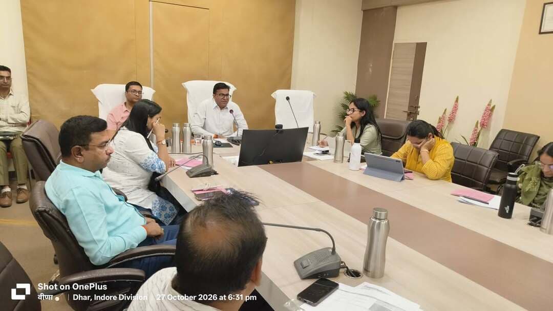 कलेक्टर श्री राजीव रंजन मीना ने समयावधि पत्रों की समीक्षा बैठक लेकर विभिन्न विभागों के लंबित प्रकरणों एवं मुख्यमंत्री जनविश्वास अभियान के अंतर्गत प्राप्त आवेदनों की समीक्षा की। उन्होंने अधिकारियों को लंबित शिकायतों का समय-सीमा में निराकरण सुनिश्चित करने के निर्देश दिए।
बैठक में मुख्यमंत्री जनविश्वास अभियान के अंतर्गत सीएम हेल्पलाइन पर लंबित शिकायतों की विभागवार समीक्षा की गई। कलेक्टर श्री मीना ने सहायक आयुक्त, जनजातीय कार्य विभाग के अंतर्गत जिन शिकायतों की जांच पूर्ण हो चुकी है, उनका शीघ्र निराकरण करने के निर्देश दिए।
कलेक्टर श्री मीना ने निर्देश दिए कि जनसुनवाई में प्राप्त शिकायतों को गंभीरतापूर्वक लेते हुए उनका समय-सीमा में निराकरण सुनिश्चित करें। शिकायत के निराकरण के पश्चात संबंधित आवेदक को की गई कार्यवाही एवं निराकरण के संबंध में अनिवार्य रूप से अवगत कराएं।
जनसुनवाई में स्वास्थ्य विभाग से संबंधित अनुकंपा नियुक्ति के एक प्रकरण की समीक्षा के दौरान सामने आया कि विभागीय कर्मचारी की गलती के कारण संबंधित आवेदक अनुकंपा नियुक्ति के लाभ से वंचित रह गया था। कलेक्टर ने इस मामले में कार्य के प्रति लापरवाही बरतने वाले संबंधित कर्मचारी के विरुद्ध अनुशासनात्मक कार्यवाही करने के निर्देश दिए।
बैठक में कलेक्टर श्री मीना ने स्वामित्व अभियान की समीक्षा करते हुए समस्त मुख्य कार्यपालन अधिकारी, जनपद पंचायत को अभियान के अंतर्गत शिविर आयोजित करने तथा व्यापक प्रचार-प्रसार कर पात्र हितग्राहियों को योजना का लाभ दिलाने के निर्देश दिए। उन्होंने योजना के क्रियान्वयन में प्रगति लाने के लिए पटवारियों को लक्ष्य निर्धारित कर आवश्यक कार्यवाही सुनिश्चित करने को कहा। कलेक्टर ने राजस्व एवं पंचायत विभाग के अधिकारियों को आपसी समन्वय स्थापित कर अभियान के कार्यों को गति देने तथा निर्धारित लक्ष्यों की पूर्ति सुनिश्चित करने के निर्देश दिए।
कलेक्टर श्री मीना ने समस्त विभागीय अधिकारियों को निर्देशित किया कि सीएम हेल्पलाइन की शिकायतों पर एल-1 स्तर पर ही गंभीरता से कार्यवाही करते हुए उनका निराकरण सुनिश्चित करें। उन्होंने मुख्यमंत्री जनविश्वास अभियान के अंतर्गत प्राप्त आवेदनों पर भी समय-सीमा में आवश्यक कार्यवाही करने के निर्देश दिए। इसके योजना अंतर्गत हितग्राहियों के ई केवाईसी कराए जाने के निर्देश दिए। इस संबंध में प्राथमिकता के आधार पर कार्यवाही सुनिश्चित करें। समस्त जनपदों में कंट्रोल रूम स्थापित किए जाने के निर्देश दिए।
इसी के साथ ही भूमि आवंटन के लंबित प्रकरणों की समीक्षा की। समस्त प्रकरणों के निराकरण हेतु आवश्यक कार्यवाही सुनिश्चित करें। बैठक में मुख्य कार्यपालन अधिकारी जिला पंचायत श्री अखिलेश कुमार जैन सहित संबंधित विभागों के अधिकारी उपस्थित रहे।
Jansampark Madhya Pradesh