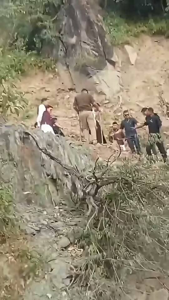 काठगोदाम अमृतपुर बाईपास के निरीक्षण के दौरान गिरते गिरते बचें सीएम धामी..
𝑭𝒐𝒍𝒍𝒐𝒘𝒆𝒓𝒔. RUDRAPUR CITY Vikas Sharma Shiv Arora Nainital - The City Of Lakes Haldwani Live
