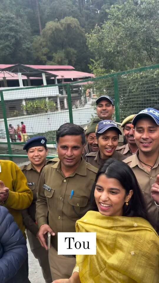 प्रसिद्ध गायिका एवं बिहार के दरभंगा से सबसे कम उम्र की विधायक मैथिली ठाकुर पहुंची कैंची धाम और पहाड़ी भजन सुना कर सबका मन मोहा..
Maithili Thakur Kainchi Dham, Nainital Kainchi Dham News18 Bihar 𝑭𝒐𝒍𝒍𝒐𝒘𝒆𝒓𝒔.