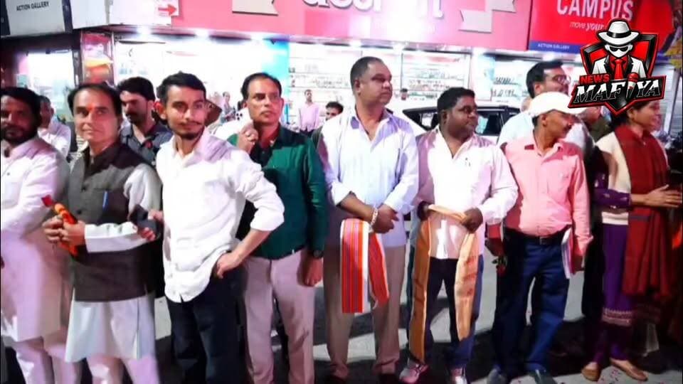 🚨ऋषिकेश नटराज चौक पर CM धामी का भव्य स्वागत, युवा आयोग के गठन पर युवाओं ने जताया आभार
गैरसैंण से देहरादून लौटते समय मुख्यमंत्री पुष्कर सिंह धामी का ऋषिकेश के नटराज चौक पर स्थानीय लोगों, महिलाओं और युवाओं ने भव्य स्वागत किया। इस दौरान युवाओं ने उत्तराखंड राज्य युवा आयोग के गठन के लिए मुख्यमंत्री का आभार जताया। मुख्यमंत्री ने भी लोगों से संवाद कर उनका हालचाल जाना और स्वागत के लिए धन्यवाद दिया।
#uttarakhand #CMDhami #cmuttarakhand #rishikesh #welcome #newsmafiya #youth