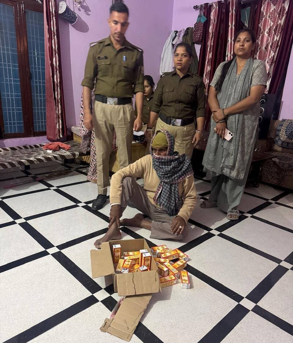 🚨डोईवाला में अवैध शराब बिक्री का खुलासा, एक महिला समेत दो गिरफ्तार; 100 पाउच देशी शराब बरामद
देहरादून। अवैध शराब की बिक्री की शिकायत पर आबकारी विभाग की टीम ने डोईवाला क्षेत्र के बुल्लावाला में छापेमारी कर एक पुरुष और एक महिला को गिरफ्तार किया। दोनों के कब्जे से टेट्रा पैक माल्टा देशी शराब के कुल 100 पाउच बरामद किए गए।
जिला आबकारी अधिकारी केपी सिंह के निर्देशन और आबकारी निरीक्षक प्रेरणा बिष्ट के नेतृत्व में टीम ने यह कार्रवाई की। छापेमारी के दौरान दोनों को कथित रूप से अवैध शराब बेचते हुए पकड़ा गया।
आबकारी विभाग ने गिरफ्तार आरोपियों की पहचान वीर सिंह पुत्र किशन लाल निवासी बुल्लावाला और सोना पत्नी भारत सिंह निवासी बुल्लावाला, कुड़कावाला के रूप में की है। दोनों के खिलाफ आबकारी अधिनियम के तहत मुकदमा दर्ज कर नियमानुसार कार्रवाई की गई है।