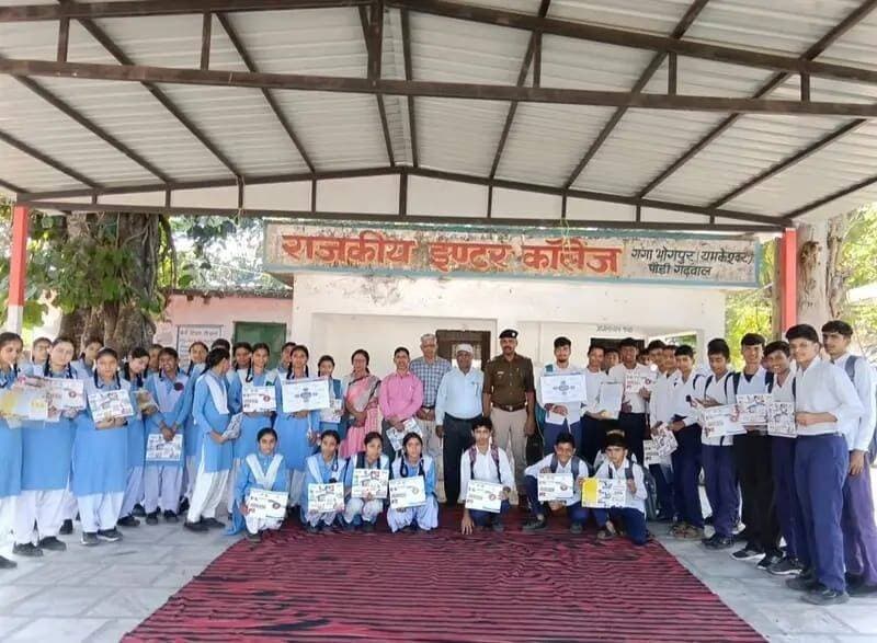 🚨 यमकेश्वर: गंगा भोगपुर कॉलेज में पहुंची पौड़ी पुलिस, छात्रों को नशे और साइबर अपराधों से किया जागरूक
यमकेश्वर। विद्यार्थियों को नशे के दुष्परिणामों, साइबर ठगी और सड़क सुरक्षा के प्रति जागरूक करने के उद्देश्य से पौड़ी पुलिस ने राजकीय इंटर कॉलेज गंगा भोगपुर में जागरूकता कार्यक्रम आयोजित किया। इस दौरान छात्र-छात्राओं को सुरक्षित रहने के तरीके बताए गए और यातायात नियमों का पालन करने की अपील की गई।
पुलिस कप्तान पौड़ी सर्वेश पंवार के निर्देश पर जिले में चलाए जा रहे जन-जागरूकता अभियान के तहत मंगलवार को चौकी चीला और थाना लक्ष्मणझूला पुलिस की टीम कॉलेज पहुंची। पुलिसकर्मियों ने विद्यार्थियों को नशे से दूर रहने और इसके दुष्परिणामों के प्रति सचेत किया।
कार्यक्रम में साइबर अपराधों और ऑनलाइन धोखाधड़ी से बचाव पर भी विशेष जोर दिया गया। विद्यार्थियों को अनजान लिंक पर क्लिक न करने, अपने पासवर्ड और निजी जानकारी किसी के साथ साझा न करने तथा सोशल मीडिया का सावधानीपूर्वक इस्तेमाल करने की सलाह दी गई।
इसके साथ ही पुलिस टीम ने सड़क सुरक्षा के महत्व को समझाते हुए यातायात नियमों का पालन करने और सड़क पर सतर्क रहने के लिए प्रेरित किया। विद्यार्थियों से अपील की गई कि वे अपने परिवार और आसपास के लोगों को भी यातायात नियमों के प्रति जागरूक करें।
साइबर ठगी होने पर तुरंत करें शिकायत
पुलिस ने छात्र-छात्राओं को बताया कि साइबर वित्तीय धोखाधड़ी का शिकार होने पर तत्काल हेल्पलाइन नंबर 1930 पर संपर्क करें। इसके अलावा राष्ट्रीय साइबर अपराध रिपोर्टिंग पोर्टल के माध्यम से भी शिकायत दर्ज कराई जा सकती है।
इस जागरूकता कार्यक्रम का उद्देश्य विद्यार्थियों को नशे और साइबर अपराधों से बचाव के प्रति सजग बनाने के साथ उनमें सड़क सुरक्षा की समझ विकसित करना रहा। पुलिस ने विद्यार्थियों को जागरूक नागरिक बनने और समाज में भी सुरक्षा का संदेश फैलाने के लिए प्रेरित किया।
<nis:link nis:type=tag nis:id=pauripolice nis:value=PauriPolice nis:enabled=true nis:link/> <nis:link nis:type=tag nis:id=gangabhogpur nis:value=GangaBhogpur nis:enabled=true nis:link/> <nis:link nis:type=tag nis:id=cybersafety nis:value=CyberSafety nis:enabled=true nis:link/> <nis:link nis:type=tag nis:id=roadsafety nis:value=RoadSafety nis:enabled=true nis:link/> <nis:link nis:type=tag nis:id=uttarakhandnews nis:value=UttarakhandNews nis:enabled=true nis:link/> <nis:link nis:type=tag nis:id=yamkeswar nis:value=yamkeswar nis:enabled=true nis:link/> <nis:link nis:type=tag nis:id=newsmafiya nis:value=newsmafiya nis:enabled=true nis:link/> <nis:link nis:type=tag nis:id=students nis:value=students nis:enabled=true nis:link/> <nis:link nis:type=tag nis:id=cybercrime nis:value=cybercrime nis:enabled=true nis:link/>