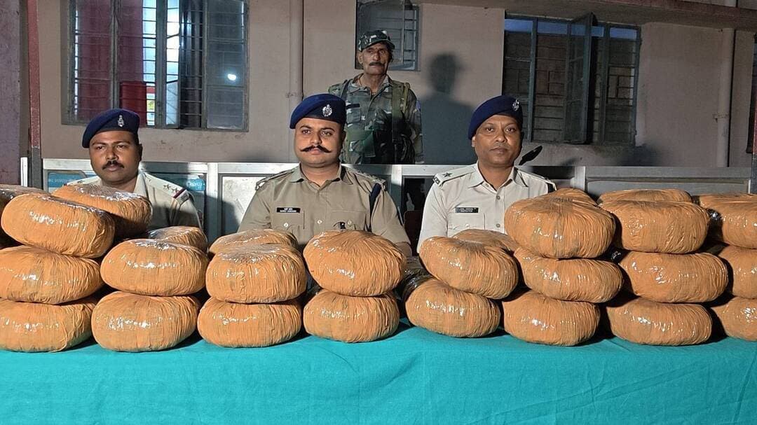 चतरा पुलिस की कार्रवाई में 82 पैकेट गांजा बरामद, तस्कर कार छोड़कर फरार
एसपी अनिमेष नैथानी के निर्देश पर एसडीपीओ सन्नी वर्धन के नेतृत्व में छापेमारी, तस्करों और वाहन मालिक की गिरफ्तारी के लिए अभियान जारी
#nonfollowers #focebookpost #foryouシ #viralpost #citilivejharkhand