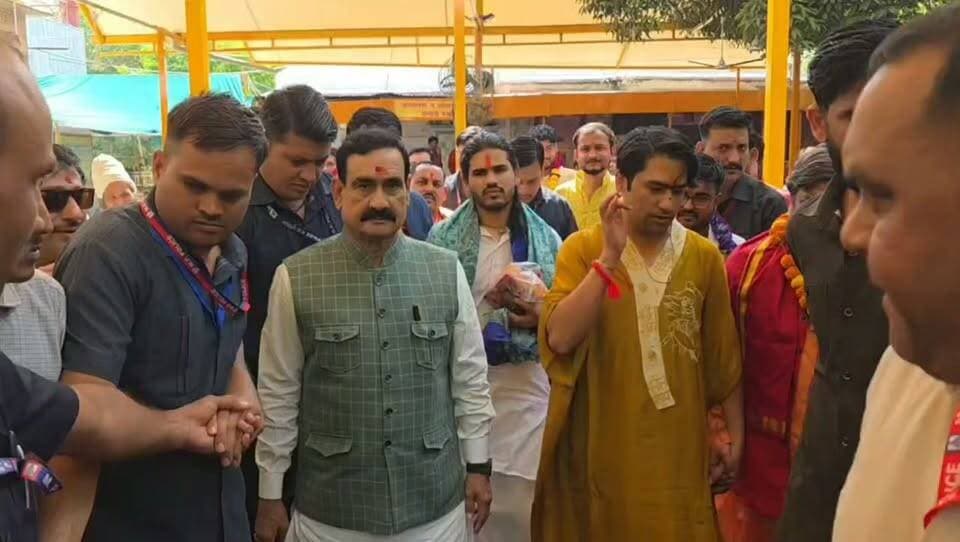 बागेश्वर धाम सरकार ने माई पीताम्बरा के दर्शन कर लिया आशीर्वाद
