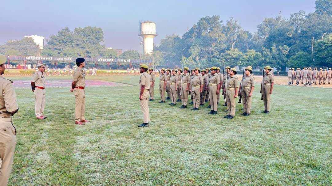 शाहजहांपुर -अपर पुलिस अधीक्षक नगर देवेंद्र सिंह द्वारा पुलिस लाइन में आयोजित साप्ताहिक परेड की सलामी लेकर किया गया निरीक्षण।