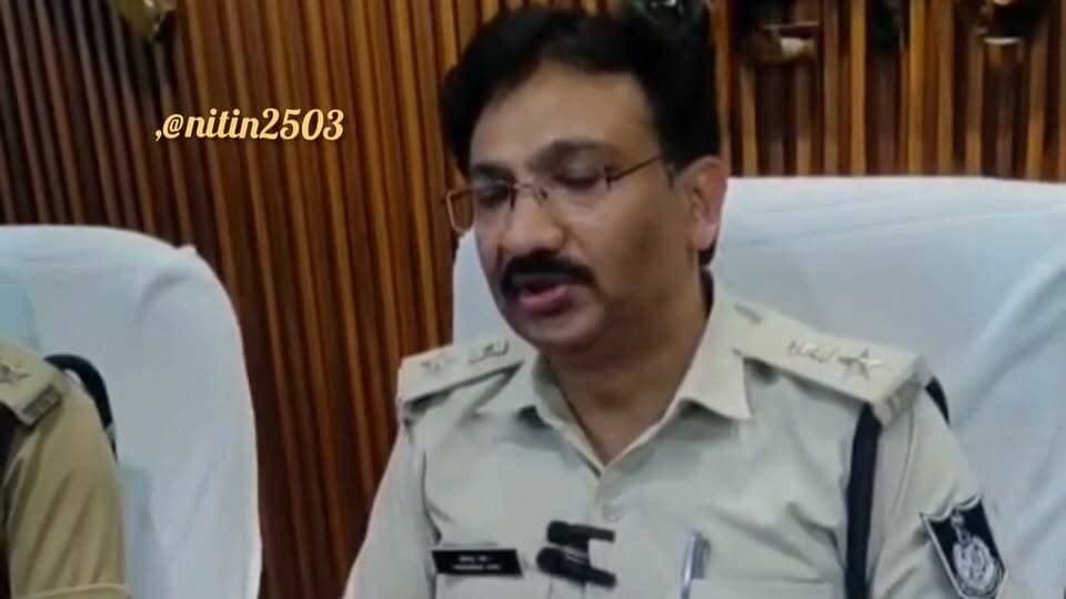 🚨 बैतूल में बैंक घोटाले का बड़ा खुलासा! 🔥 1.14 करोड़ की कथित धोखाधड़ी, सहायक प्रबंधक समेत 3 आरोपी कार्रवाई के दायरे में!
💥 बैंक ऑफ महाराष्ट्र की मोरखा शाखा में कथित वित्तीय घोटाले से मचा हड़कंप!
🏦 आरोप है कि खाताधारकों के मोबाइल नंबर बदलकर नेट बैंकिंग के जरिए रकम निकाली गई और फर्जी मृत्यु प्रमाण पत्रों के सहारे एफडी तुड़वाई गई।
🚔 बोरदेही पुलिस की बड़ी कार्रवाई!
✅ बैंक के सहायक प्रबंधक समेत दो वयस्क आरोपी गिरफ्तार।
✅ एक विधि विरुद्ध बालक के खिलाफ नियमानुसार कार्रवाई।
✅ 6 मोबाइल फोन, सोना-चांदी और कार सहित करीब 22.33 लाख रुपये की संपत्ति जब्त।
✅ मामले में 6 अलग-अलग अपराध दर्ज, जांच जारी।
🔍 जनवरी 2026 से चल रही कथित वित्तीय अनियमितताओं की जांच में पुलिस अब लेनदेन की पूरी कड़ी खंगाल रही है।
👮 पुलिस अधीक्षक वीरेन्द्र जैन के मार्गदर्शन में बोरदेही पुलिस की कार्रवाई।
⚠️ सावधान! आपके बैंक खाते में भी तो नहीं हो रहा कोई संदिग्ध लेनदेन?
अपने बैंक खाते और एफडी की नियमित जांच करें। ऑनलाइन वित्तीय धोखाधड़ी होने पर तुरंत 1930 पर शिकायत दर्ज कराएं।
📢 खबर को शेयर करें, ताकि हर खाताधारक सतर्क रहे!
━━━━━━━━━━━━━━
#Betul #BetulNews #बैतूल #बैतूल_न्यूज #MadhyaPradesh #MPNews #BreakingNews #बड़ी_खबर #BankFraud #बैंक_घोटाला #BankOfMaharashtra #मोरखा #BorDehiPolice #बोरदेही_पुलिस #CyberCrime #साइबर_अपराध #FinancialFraud #वित्तीय_धोखाधड़ी #PoliceAction #पुलिस_कार्रवाई #CrimeNews #क्राइम_न्यूज #CyberSafety #बैंकिंग_सुरक्षा #ViralNews #LatestNews #HindiNews #जनहित_में_जारी का पार्ट 6