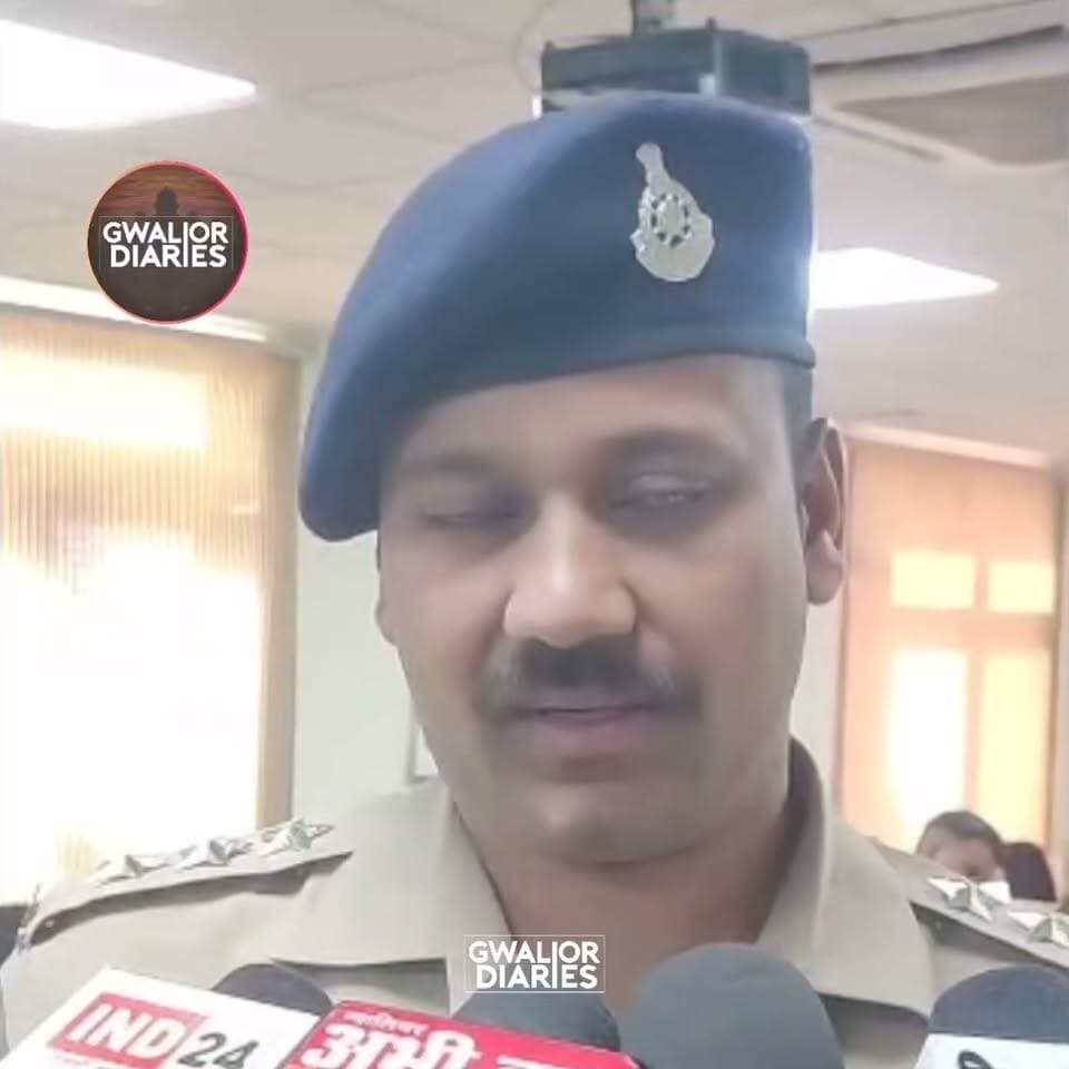 श्रीराम का वीडियो देखने पर भड़का पति, मंदिर में रखी तलवार से पत्नी पर किया जानलेवा हमला...
ग्वालियर के हजीरा थाना क्षेत्र के बड़ागेट कांचमील में धार्मिक वीडियो देखने को लेकर पति-पत्नी के बीच हुआ विवाद खूनी वारदात में बदल गया। आरोप है कि महाकाल के वीडियो देखने की जिद कर रहे पति ने पत्नी को श्रीराम का वीडियो देखने से मना किया और विवाद बढ़ने पर मंदिर में रखी तलवार से उस पर हमला कर दिया। हमले में महिला के सिर, हाथ, गर्दन और घुटने पर गंभीर चोटें आईं। खून से लथपथ महिला ने पड़ोसी के घर में शरण ली, जिसके बाद परिजन उसे जेएएच ट्रॉमा सेंटर लेकर पहुंचे। पुलिस ने पीड़िता के बयान और मेडिकल रिपोर्ट के आधार पर आरोपी पति के खिलाफ हत्या के प्रयास का मामला दर्ज किया है। वारदात के बाद से आरोपी फरार है, जिसकी तलाश में पुलिस जुटी हुई है।