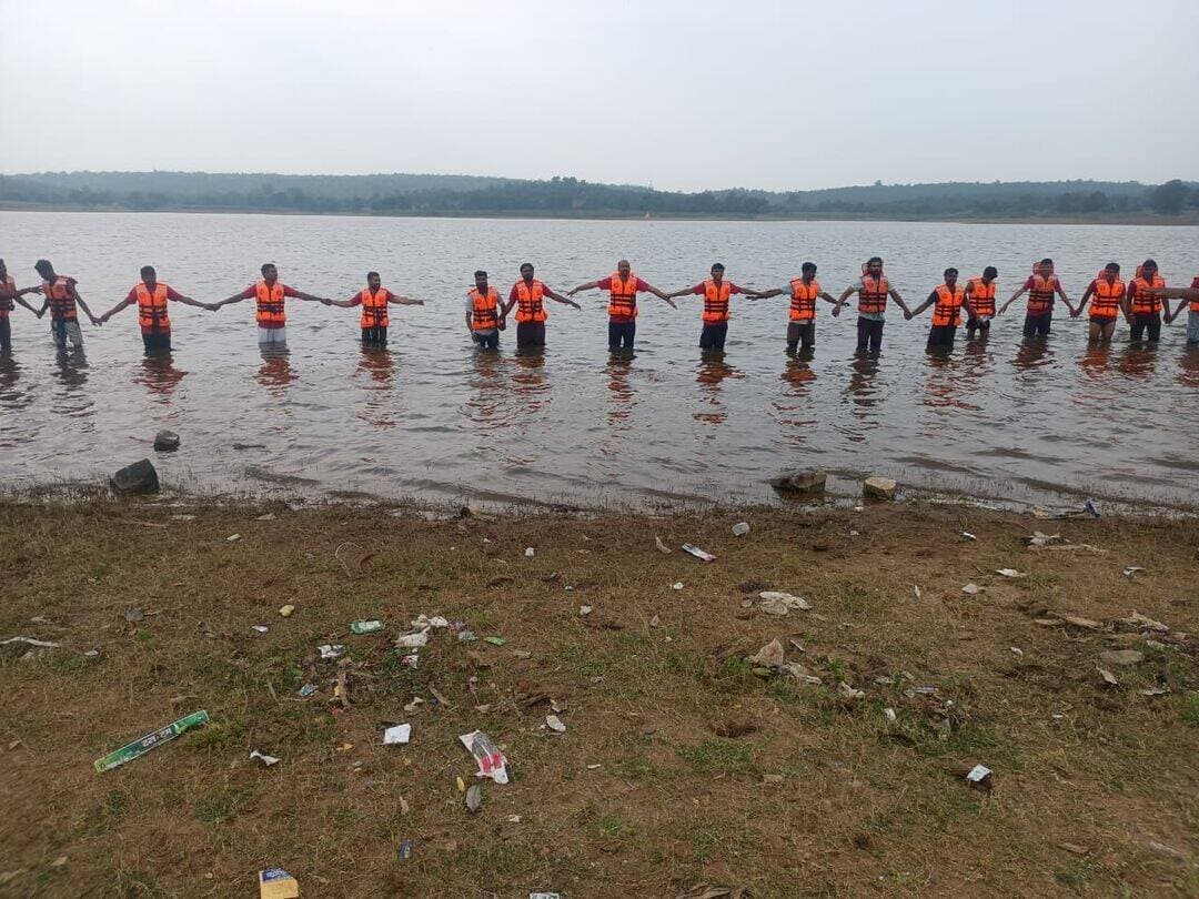 ➡️ आपदा मित्र प्रशिक्षण के छटवे दिवस कोसमी डेम में तैराकी का दिया प्रशिक्षण
मध्यप्रदेश शासन के गृह विभाग एवं मध्यप्रदेश आपदा प्रबंधन प्राधिकरण के निर्देशानुसार होमगार्ड लाइन सोनाघाटी कैंप में आपदा मित्र योजना के अंतर्गत 23 से 29 अक्टूबर तक सात दिवसीय द्वितीय सत्र का प्रशिक्षण आयोजित किया जा रहा है। प्रशिक्षण के छटवे दिवस 28 अक्टूबर को बचाव एवं राहत कार्यों की जानकारी दी गई।
छटवे दिवस में कंपनी कमांडर श्री जेएल कोठारी द्वारा बोट, ओबीएम, लाइफ जैकेट, लाइफ बॉय, वोट में बैठने वाले लोगों की संख्या बेसिक जानकारी दी गई। साथ ही कंपनी कमांडर सुनीता पंद्रे ने बोट हैंडलिंग अभ्यास, मूविंग लिफ्टिंग अभ्यास की जानकारी तथा नर्सिंग आफिसर श्री हरिराम वाघमारे द्वारा सीपीआर, प्रथमोपचार, स्नेक वाइड, डॉग बाइड, जलने पर प्रमौपचार, जानवरों के काटने पर रैबीज के बारे में बताया गया। इसके बाद कोसमी डेम में तैराकी का प्रशिक्षण दिया गया।
Jansampark Madhya Pradesh
Home Department of Madhya Pradesh
#JansamparkMP
#बैतूल
#betul