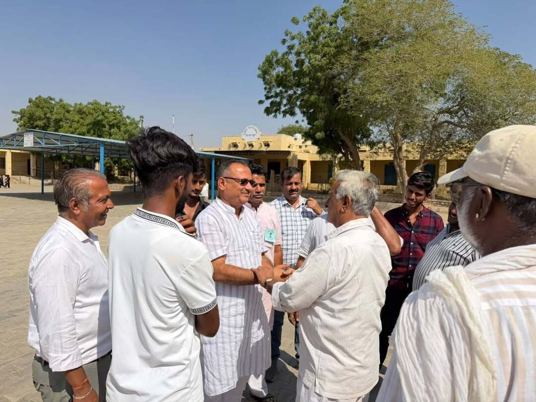 भाजपा नेता स्वरूपसिंह खारा ने शिव विधानसभा क्षेत्र के विभिन्न मतदान केंद्रों का किया निरीक्षण
बाड़मेर। पंचायती राज आम चुनाव–2026 के अंतर्गत द्वितीय चरण के मतदान के दौरान भाजपा नेता स्वरूपसिंह खारा ने शिव विधानसभा क्षेत्र के विभिन्न मतदान केंद्रों का निरीक्षण कर मतदान प्रक्रिया एवं व्यवस्थाओं का जायजा लिया।
इस दौरान उन्होंने मतदान केंद्रों पर की गई व्यवस्थाओं का अवलोकन किया तथा शांतिपूर्ण, निष्पक्ष एवं सुचारु मतदान से जुड़ी व्यवस्थाओं की जानकारी ली।
भाजपा नेता स्वरूपसिंह खारा ने सभी मतदाताओं से अपने मताधिकार का प्रयोग करने तथा लोकतंत्र के इस महापर्व में सक्रिय भागीदारी निभाने का आह्वान किया। उन्होंने कहा कि मतदान लोकतंत्र की मजबूती का आधार है और प्रत्येक मतदाता की भागीदारी महत्वपूर्ण है।
Swaroop Singh Khara BJP Barmer BJP Rajasthan