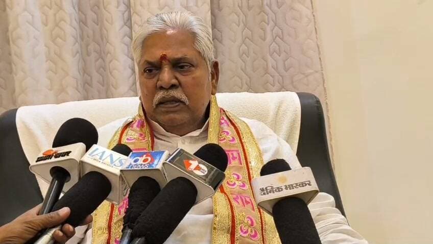 अनंत सिंह की सदस्यता पर उठे सवाल, विधानसभा अध्यक्ष करेंगे समीक्षा
पटना। मोकामा विधायक अनंत सिंह की विधानसभा सदस्यता को लेकर सियासी हलचल तेज हो गई है। जदयू ने पार्टी विरोधी गतिविधियों का आरोप लगाते हुए विधानसभा अध्यक्ष से शिकायत की है।बुधवार को गया सर्किट हाउस में विधानसभा अध्यक्ष डॉ. प्रेम कुमार ने बताया कि जदयू प्रदेश अध्यक्ष उमेश कुशवाहा की ओर से लिखित शिकायत के साथ वीडियो फुटेज, पेपर कटिंग और दस्तावेज सौंपे गए हैं। आरोप है कि अनंत सिंह ने अपने ही दल के प्रत्याशियों के खिलाफ काम किया।अध्यक्ष ने कहा कि साक्ष्यों की समीक्षा कर विधानसभा नियमावली और कानूनी प्रावधानों के तहत कार्रवाई होगी। सदस्यता समाप्त करने पर अभी कोई अंतिम निर्णय नहीं हुआ है।