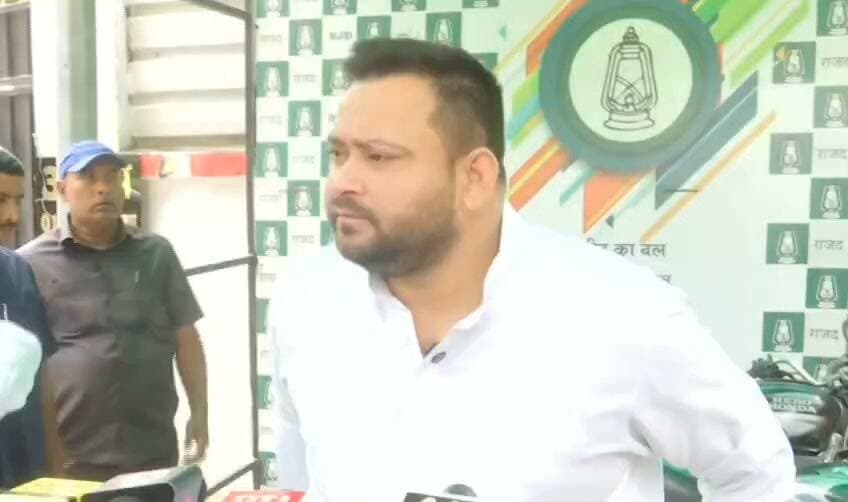 MLC चुनाव में जीते सभी उम्मीदवारों को बधाई : तेजस्वी
पटना।पटना शिक्षक और स्नातक MLC चुनाव परिणाम के बाद नेता प्रतिपक्ष तेजस्वी यादव ने प्रेस कॉन्फ्रेंस कर जीतने वाले सभी उम्मीदवारों को बधाई दी।
