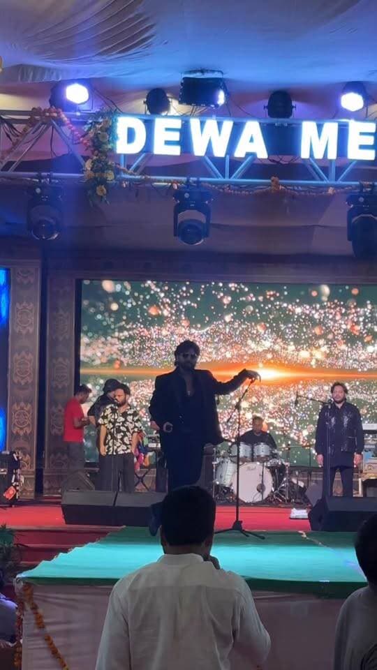 बाराबंकी देवा मेले में पहुंचे फेमस सिंगर मोहम्मद दानिश, लाइव परफॉर्मेंस से बांधा समां
बाराबंकी देवा मेले में मशहूर सिंगर मोहम्मद दानिश पहुंचे, लाइव सिंगिंग से दर्शकों का दिल जीता, सूफी और बॉलीवुड गानों पर झूमे लोग, मेले में देर रात तक रहा उत्साह।
#Barabanki #DevaMela