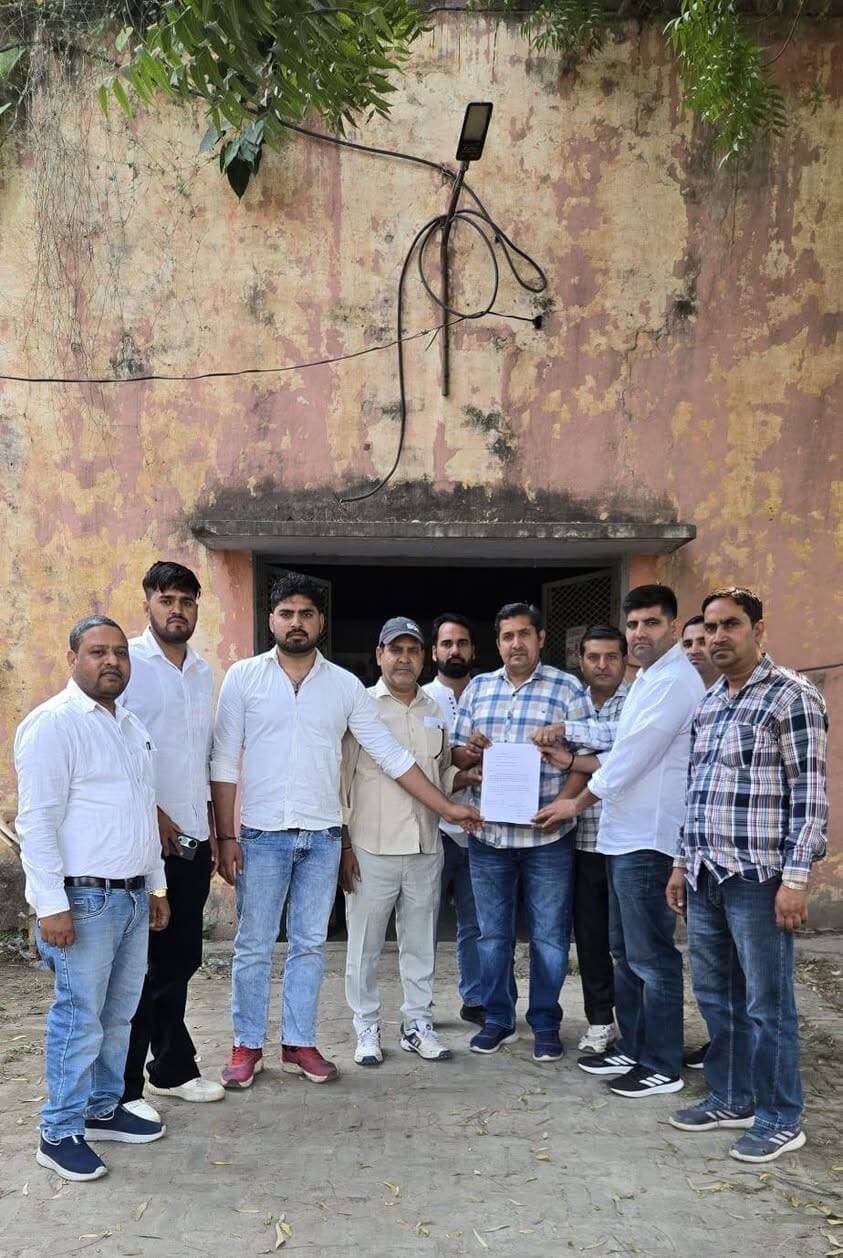 ओपन ट्रांसफर यूटिलिटी की मांग को लेकर बिजली कर्मचारी लामबंद, प्रदेश चीफ ऑर्गनाइजर विनोद शर्मा को सौंपा मांग पत्र
3 नवंबर को मुख्यमंत्री नायब सिंह सैनी और बिजली मंत्री अनिल विज के साथ प्रस्तावित बैठक में प्रमुखता से उठाया जाएगा कर्मचारियों का मुद्दा
फरीदाबाद, 28 अक्टूबर Rakesh Kumar हरियाणा कर्मचारी महासंघ से संबंधित हरियाणा स्टेट इलेक्ट्रिसिटी बोर्ड वर्कर्स यूनियन, सर्कल फरीदाबाद के बिजली कर्मचारियों ने ओपन ट्रांसफर यूटिलिटी की मांग को लेकर अपनी आवाज बुलंद की है। इस संबंध में एनआईटी फरीदाबाद के हार्डवेयर चौक स्थित 11 केवी स्विचिंग सिस्टम सब-स्टेशन पर एक वर्चुअल बैठक आयोजित की गई। बैठक में कर्मचारियों ने अपनी मांगों और समस्याओं को रखते हुए यूनियन के प्रदेश चीफ ऑर्गनाइजर विनोद शर्मा को मांग पत्र सौंपा।
बैठक सर्कल सचिव लेखराज चौधरी की मौजूदगी में हुई, जिसमें प्रदेश चीफ ऑर्गनाइजर विनोद शर्मा विशेष रूप से उपस्थित रहे। बैठक के दौरान विभिन्न जिलों और सर्कलों से जुड़े बिजली कर्मचारियों ने ओपन ट्रांसफर यूटिलिटी के मुद्दे को प्रमुखता से उठाया। कर्मचारियों ने मांग की कि हरियाणा बिजली कर्मचारी एवं इंजीनियर्स संयुक्त संघर्ष मोर्चा की प्रदेश कमेटी आगामी 3 नवंबर 2026 को मुख्यमंत्री नायब सिंह सैनी और बिजली मंत्री अनिल विज के साथ प्रस्तावित बैठक में इस मुद्दे को गंभीरता से उठाए, ताकि कर्मचारियों की समस्या का समाधान हो सके।
3 नवंबर की बैठक से कर्मचारियों को उम्मीद
कर्मचारियों ने कहा कि ओपन ट्रांसफर यूटिलिटी से जुड़ी उनकी मांग का समाधान होना आवश्यक है। इसी उम्मीद के साथ उन्होंने अपना मांग पत्र प्रदेश चीफ ऑर्गनाइजर विनोद शर्मा को सौंपा और आग्रह किया कि उनकी मांग को राज्य कमेटी के समक्ष मजबूती से रखा जाए।
मांग पत्र प्राप्त करने के बाद विनोद शर्मा ने कर्मचारियों को आश्वासन दिया कि प्रदेश के कर्मचारियों की मांगों और समस्याओं को राज्य कमेटी के संज्ञान में लाया जाएगा। उन्होंने कहा कि संघर्ष में शामिल कर्मचारियों के मुद्दों को प्राथमिकता के आधार पर उठाने का प्रयास किया जाएगा। उन्होंने यह भी बताया कि हरियाणा साझा मोर्चा की प्रदेश कमेटी पहले ही अपनी मांगों को लेकर प्रदेश सरकार को मांग पत्र सौंप चुकी है। अब 3 नवंबर को प्रस्तावित बैठक में सरकार के समक्ष इन मुद्दों पर चर्चा होने की उम्मीद है।
कई यूनिटों के कर्मचारी रहे मौजूद
बैठक में एचएसईबी वर्कर्स यूनियन फरीदाबाद के सर्कल सचिव लेखराज चौधरी, एनआईटी यूनिट प्रधान सोनू गोला, उपप्रधान राजेश शर्मा और कैशियर मामचंद मौजूद रहे। इनके अलावा झज्जर से सचिन (एएलएम), समालखा से अमित, राकेश, बाबूराम और रवि (एएलएम), तथा फरीदाबाद से भूपेंद्र शर्मा और रोबिन (एसएसए) ने भी अपनी बात रखते हुए मांग पत्र सौंपा।
बैठक में कर्मचारियों ने उम्मीद जताई कि प्रदेश नेतृत्व उनकी मांगों को सरकार के समक्ष प्रभावी ढंग से रखेगा और आगामी वार्ता के माध्यम से ओपन ट्रांसफर यूटिलिटी के मुद्दे पर सकारात्मक समाधान निकलेगा।
जारीकर्ता: लेखराज चौधरी, सर्कल सचिव, फरीदाबाद एवं सदस्य, हरियाणा बिजली कर्मचारी एवं इंजीनियर्स संयुक्त संघर्ष मोर्चा, प्रदेश कमेटी।