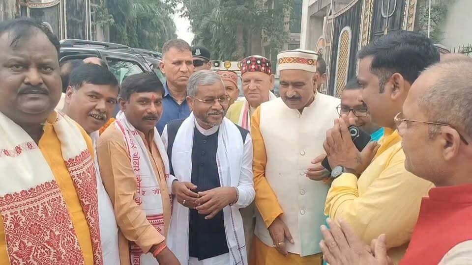 विश्रामपुर: पूर्व CM बाबूलाल मरांडी और पुर्व मुख्यमंत्री रघुवर दास पहुंचे आरसीआईटी कॉलेज, पूर्व स्वास्थ्य मंत्री रामचंद्र चंद्रवंशी से की मुलाकात
धर्मपत्नी तेतरी चंद्रवंशी के असामयिक निधन पर जताई गहरी शोक संवेदना, चित्र पर पुष्प अर्पित कर दी श्रद्धांजलि_
विश्रामपुर (पलामू)। झारखंड के पूर्व मुख्यमंत्री एवं भाजपा के वरिष्ठ नेता बाबूलाल मरांडी और पूर्व मुख्यमंत्री रघुवर दास ने विश्रामपुर नगर परिषद मुख्यालय अंतर्गत नावाडीह कला स्थित आरसीआईटी कॉलेज पहुंचकर पूर्व स्वास्थ्य मंत्री रामचंद्र चंद्रवंशी से मुलाकात की।
इस दौरान दोनों नेताओं ने उनकी धर्मपत्नी तेतरी चंद्रवंशी के असामयिक निधन पर गहरी शोक संवेदना व्यक्त की तथा शोकाकुल परिजनों को ढांढ़स बंधाया। दोनों पूर्व मुख्यमंत्रियों ने तेतरी चंद्रवंशी के निधन पर दुख प्रकट करते हुए दिवंगत आत्मा की शांति के लिए प्रार्थना की। तथा तेतरी चंद्रवंशी के चित्र पर पुष्प अर्पित कर श्रद्धा सुमन अर्पित किया।
उन्होंने इस दुख की घड़ी में चंद्रवंशी परिवार के प्रति अपनी संवेदना व्यक्त की और परिजनों को धैर्य बनाए रखने की कामना की।
उल्लेखनीय है कि झारखंड के पूर्व स्वास्थ्य मंत्री रामचंद्र चंद्रवंशी की धर्मपत्नी तेतरी चंद्रवंशी का पिछले दिनों असामयिक निधन हो गया था। वह भाजपा प्रदेश कार्यसमिति सदस्य डॉ. ईश्वर सागर चंद्रवंशी की माता थीं।
मौके पर कई भाजपा नेता कार्यकर्ता मौजूद थे।
रिपोर्ट - लवकुश कुमार सिंह, जिला ब्यूरो पलामू, झारखण्ड दृष्टि न्यूज़