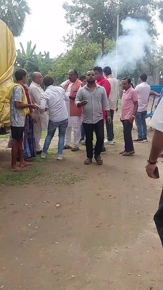 पटना स्नातक बिधानपरिषद निर्वाचन क्षेत्र नीरज कुमार जीत
का जश्न मनाते रवाईच गाँव में जितेंद्र सिंह जिन्ना,राजू कुमार मुन्ना,जदयू नेता मनीष सिंह,पैक्स अध्यक्ष संजीत सिंह सहित दर्जनों युवा समर्थक ने अतिशबाजी जिंदाबाद के नारे लगाए।
