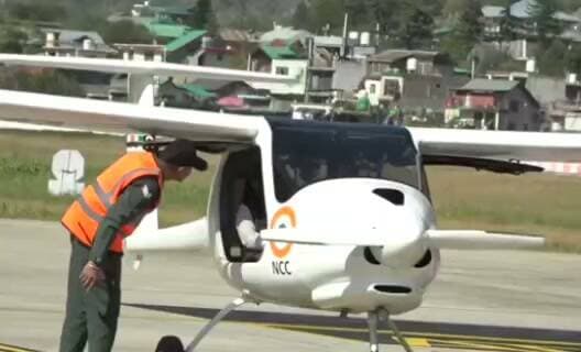 मुख्यमंत्री ने भुंतर हवाई अड्डे पर एनसीसी हैंगर का किया उद्घाटन
एयर एनसीसी कैडेट्स को विमानन क्षेत्र में मिलेंगे बेहतर अवसरः मुख्यमंत्री
मुख्यमंत्री ठाकुर सुखविन्द्र सिंह सुक्खू ने आज कुल्लू जिला स्थित भुंतर हवाई अड्डे पर 75 लाख रुपये की लागत से निर्मित एनसीसी हैंगर का उद्घाटन किया। इस अवसर पर उन्होंने कहा कि हिमाचल प्रदेश में एनसीसी की एयर विंग के लिए यह एक ऐतिहासिक उपलब्धि है। इस सुविधा से प्रदेश के युवाओं को विमानन प्रशिक्षण के बेहतर अवसर उपलब्ध होंगे।
उन्होंने कहा कि नया एनसीसी हैंगर क्षेत्र में विमानन प्रशिक्षण के आधारभूत ढांचे को सुदृढ़ करने में महत्त्वपूर्ण भूमिका निभाएगा। इससे एयर एनसीसी कैडेट्स को विमानन क्षेत्र से संबंधित व्यावहारिक जानकारी, सिम्युलेटर आधारित प्रशिक्षण और उड़ान के क्षेत्र में अपनी प्रतिभा विकसित करने के बेहतर अवसर मिलेंगे। उन्होंने कहा कि यह सुविधा प्रदेश के युवाओं को भविष्य में कुशल पायलट, जिम्मेदार नागरिक और नेतृत्व क्षमता से संपन्न व्यक्तित्व के रूप में विकसित करने की दिशा में अहम साबित होगी।
मुख्यमंत्री ने एनसीसी एयर विंग के कैडेट्स की हौसला अफजाई करते हुए कहा कि प्रदेश सरकार हिमाचल के युवाओं को एविएशन (विमानन) सेक्टर में आगे बढ़ते हुए देखना चाहती है। उन्होंने कहा कि भुंतर एयरपोर्ट पर एनसीसी के फ्लाइंग नोड और प्रशिक्षण गतिविधियों का सक्रिय होना हिमाचल के पहाड़ी क्षेत्र के युवाओं को भारतीय वायुसेना और सिविल एविएशन में करियर बनाने के लिए प्रेरित करेगा।
इससे पूर्व, हैंगर के उद्घाटन अवसर पर विमान के हैंगर की ओर बढ़ने के दौरान वाटर कैनन सैल्यूट के माध्यम से भव्य स्वागत किया गया। इस दौरान एनसीसी कैडेट्स ने स्थिर एवं उड़ान योग्य विमान मॉडलों के साथ-साथ स्वयं द्वारा डिजाइन और विकसित ड्रोन का प्रदर्शन भी किया। इन प्रदर्शनों के माध्यम से कैडेट्स ने अपनी तकनीकी दक्षता, रचनात्मकता और विमानन क्षेत्र के प्रति बढ़ती रुचि का परिचय दिया।
यह उपलब्धि इसलिए भी विशेष महत्त्व रखती है, क्योंकि वर्ष 1972 में हिमाचल प्रदेश में एयर एनसीसी की स्थापना के बाद पहली बार कुल्लू में इस प्रकार की समर्पित सुविधा स्थापित की गई है। दशकों से चली आ रही आधारभूत ढांचे की सीमाओं, प्रशासनिक जटिलताओं और विभिन्न परिचालन संबंधी चुनौतियों को दूर करते हुए इस सुविधा को साकार किया गया है। इससे प्रदेश के विशेषकर दूरदराज और ग्रामीण क्षेत्रों के युवाओं को उड़ान प्रशिक्षण के अवसरों के करीब लाने में सहायता मिलेगी।
इससे पूर्व, कुल्लू आगमन पर मुख्यमंत्री का लोगों ने गर्मजोशी से स्वागत किया।
इस अवसर पर कुल्लू के विधायक सुंदर सिंह ठाकुर, महिला आयोग की अध्यक्ष विद्या नेगी, एपीएमसी के अध्यक्ष राम सिंह मियां, एनसीसी ग्रुप मुख्यालय शिमला के ग्रुप कमांडर ब्रिगेडियर हरप्रीत सिंह, एनसीसी के अधिकारी एवं कर्मचारी, कैडेट्स तथा उनके अभिभावक उपस्थित रहे।