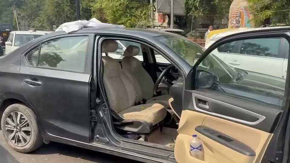 SRN अस्पताल विवाद: आक्रोशित वकीलों ने कार में की तोड़फोड़!
प्रयागराज के SRN अस्पताल में वकीलों और डॉक्टरों के बीच विवाद के दौरान एक कार को निशाना बनाया गया। बताया जा रहा है कि चक्काजाम के दौरान एक डॉक्टर कार लेकर निकलने का प्रयास कर रहा था, तभी आक्रोशित वकीलों ने कार में तोड़फोड़ कर दी।
#Prayagraj #SRNHospital #PrayagrajNews #वकील #डॉक्टर #चक्काजाम #ViralVideo