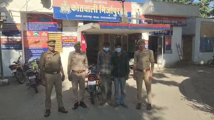 दि सहारनपुर वॉइस/न्यूज़ 7
सच्चाई के साथ हरदम
👉🏾👉🏾 मिर्जापुर पुलिस का एक्शन: चोरी की स्प्लेंडर प्लस बाइक बरामद, दो आरोपी गिरफ्तार
👉🏾👉🏾 मुर्गी फार्म के पास से पुलिस ने दबोचे दोनों आरोपी, एक के खिलाफ पहले से चोरी और आर्म्स एक्ट के मुकदमे दर्ज
मिर्जापुर/सहारनपुर।
जनपद सहारनपुर के थाना मिर्जापुर पुलिस ने मोटरसाइकिल चोरी के मामले का खुलासा करते हुए दो आरोपियों को गिरफ्तार किया है। पुलिस ने आरोपियों के कब्जे से चोरी की गई स्प्लेंडर प्लस मोटरसाइकिल भी बरामद कर ली है।
पुलिस के मुताबिक, ग्राम अकबरपुर बांस उर्फ कड़ाईवाला निवासी अनुज पुत्र नरेश ने 28 अक्टूबर 2026 को अपनी मोटरसाइकिल संख्या UP 11 CJ 9958 चोरी होने की तहरीर दी थी। इसके आधार पर थाना मिर्जापुर में मुकदमा संख्या 345/26, धारा 303(2) बीएनएस के तहत मामला दर्ज किया गया।
एसएसपी सहारनपुर के निर्देश पर पुलिस ने मामले की जांच और आरोपियों की गिरफ्तारी के लिए कार्रवाई शुरू की। पुलिस अधीक्षक ग्रामीण एवं क्षेत्राधिकारी बेहट के पर्यवेक्षण तथा थाना प्रभारी विनोद कुमार के नेतृत्व में पुलिस टीम ने ग्राम नौगावा से मिर्जापुर आने वाली सड़क पर मुर्गी फार्म के पास से दो आरोपियों को गिरफ्तार किया।
गिरफ्तार आरोपियों की पहचान दिलजान पुत्र अबरार निवासी ग्राम ताल्हापुर, थाना बिहारीगढ़ और शहजाद उर्फ बग्गल पुत्र निसार निवासी ग्राम धौलाकुआं, थाना बेहट, सहारनपुर के रूप में हुई है। पुलिस ने उनके कब्जे से चोरी की गई स्प्लेंडर प्लस मोटरसाइकिल बरामद की है।
पुलिस के अनुसार, आरोपी दिलजान के खिलाफ इस मामले के अतिरिक्त कोई अन्य मुकदमा दर्ज नहीं है, जबकि शहजाद उर्फ बग्गल के खिलाफ थाना बेहट में चोरी, चोरी का माल रखने और कूटरचना से संबंधित धाराओं में वर्ष 2023 का एक मुकदमा तथा आयुध अधिनियम के तहत एक अन्य मुकदमा दर्ज है।
गिरफ्तारी करने वाली पुलिस टीम में थाना प्रभारी विनोद कुमार, उपनिरीक्षक रामकुमार गौतम, कांस्टेबल केशवराम, विकास यादव और कपिल चौधरी शामिल रहे।
पुलिस के अनुसार, गिरफ्तार आरोपियों को नियमानुसार न्यायालय में पेश किया जाएगा।
#SaharanpurNews #MirzapurPolice #BikeTheft #SaharanpurPolice #CrimeNews #News7