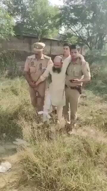 बुलंदशहर में 50 हजारी गौ-तस्कर मोहम्मद मुकीम पर ऑपरेशन लंगड़ा की कार्यवाही।
मेडिकल के लिए ले जाते समय सिपाही की पिस्टल लूटकर खेत में जा छुपा था, पुलिस ने खेत को चारो तरफ से घेरकर तलाशी प्रारम्भ की तो पुलिस पर ही गोली चला दी।