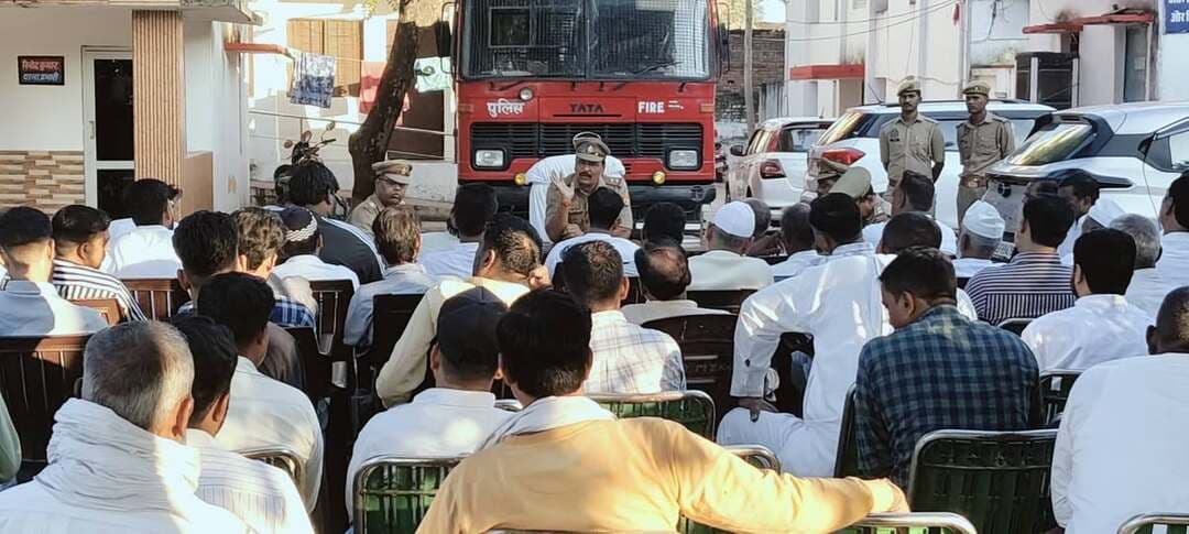 दि सहारनपुर वॉइस/न्यूज़ 7
सच्चाई के साथ हरदम
👉🏾👉🏾 थाना प्रभारी विनोद कुमार का दो टूक संदेश—त्योहारों पर शांति से समझौता नहीं, कानून तोड़ने वालों की खैर नहीं!
👉🏾👉🏾 मिर्जापुर थाने में शांति समिति की बैठक, थाना प्रभारी ने जीता लोगों का भरोसा; बोले—मैं जनता का सेवक हूं, अपराधियों को नहीं मिलेगी कोई रियायत
मिर्जापुर/सहारनपुर। आगामी त्योहारों को शांतिपूर्ण और सौहार्दपूर्ण माहौल में संपन्न कराने के उद्देश्य से आज थाना मिर्जापुर परिसर में शांति समिति की बैठक आयोजित की गई। बैठक में क्षेत्र के सैकड़ों लोगों ने भाग लेकर त्योहारों के दौरान आपसी भाईचारा बनाए रखने और कानून-व्यवस्था में सहयोग करने पर चर्चा की। इस दौरान थाना प्रभारी विनोद कुमार का स्पष्ट, निष्पक्ष और जनहितकारी रुख चर्चा का केंद्र रहा।
जनता का सेवक हूं, लेकिन कानून तोड़ने वालों को बख्शा नहीं जाएगा
बैठक को संबोधित करते हुए थाना प्रभारी विनोद कुमार ने कहा कि वह क्षेत्र की जनता के बीच के व्यक्ति हैं और जनता के सेवक के रूप में अपनी जिम्मेदारी निभा रहे हैं। आम नागरिकों के साथ सम्मानजनक व्यवहार और उनकी समस्याओं का समाधान पुलिस की प्राथमिकता है, लेकिन आपराधिक गतिविधियों में लिप्त लोगों के लिए कोई रियायत नहीं होगी।
उन्होंने दो टूक शब्दों में स्पष्ट किया कि शांति व्यवस्था बनाए रखना और कानून का पालन कराना उनका प्रथम कर्तव्य है। किसी भी व्यक्ति को कानून अपने हाथ में लेने या क्षेत्र का माहौल खराब करने की अनुमति नहीं दी जाएगी।
मंदिर-मस्जिद के लाउडस्पीकरों पर भी हुई चर्चा
बैठक में ग्रामीणों की ओर से मंदिरों और मस्जिदों में लगे लाउडस्पीकरों की आवाज निर्धारित मानकों के अनुरूप रखने का मुद्दा उठाया गया। इस पर थाना प्रभारी विनोद कुमार ने स्पष्ट किया कि माननीय न्यायालय के निर्देशों के अनुसार निर्धारित ध्वनि मानकों का पालन कराया जा रहा है। उन्होंने सभी से नियमों का सम्मान करने और धार्मिक आयोजनों के दौरान आपसी सौहार्द बनाए रखने की अपील की।
थाना प्रभारी के स्पष्ट संदेश की हो रही चर्चा
बैठक में थाना प्रभारी का संदेश साफ रहा—पुलिस आम जनता के साथ है, लेकिन अपराध और कानून की अवहेलना करने वालों के प्रति सख्ती बरती जाएगी। त्योहारों के दौरान शांति, सद्भाव और भाईचारा बनाए रखने के लिए पुलिस-जनता के बीच बेहतर तालमेल जरूरी है।
न्यूज़ 7 के अनुसार, थाना प्रभारी विनोद कुमार का जनता के प्रति सेवाभाव और कानून-व्यवस्था को लेकर स्पष्ट रुख एक जिम्मेदार पुलिस अधिकारी की भूमिका को सामने रखता है। ऐसे संवाद से पुलिस और आमजन के बीच विश्वास मजबूत होने के साथ-साथ त्योहारों को शांतिपूर्ण ढंग से मनाने का माहौल तैयार होता है।
#News7 #Saharanpur #MirzapurPolice #VinodKumar #शांति_समिति #सहारनपुर_पुलिस #कानून_व्यवस्था #जनता_की_सुरक्षा #भाईचारा #आगामी_त्योहार