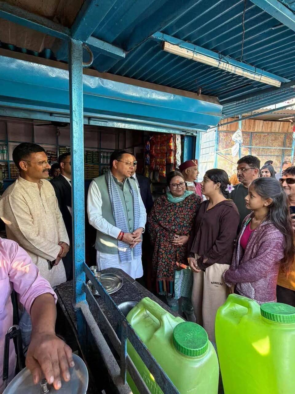 श्रीनगर में चाय की दुकान पर रुके सीएम धामी, स्थानीय लोगों से किया संवाद
पौड़ी चुंगी पर मंगल सिंह की दुकान में पी चाय, बच्चियों और अधिकारियों को मुख्यमंत्री ने खुद परोसी चाय।