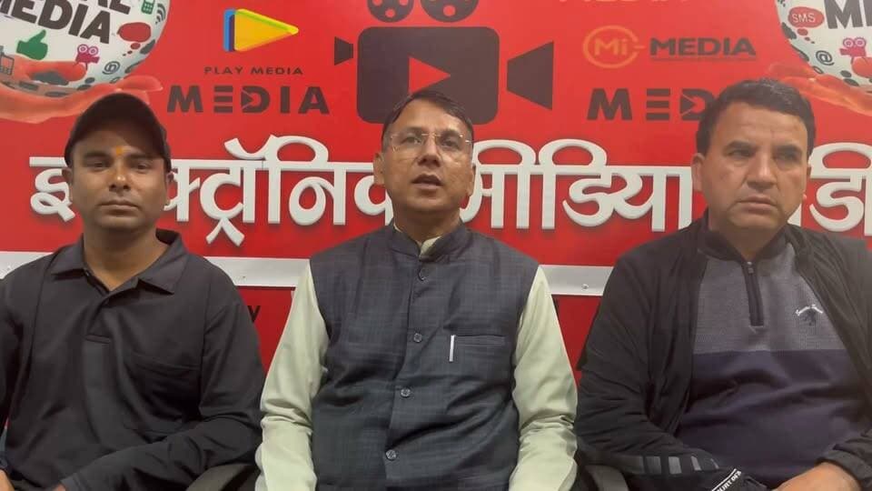 पौड़ी में पूर्व विधायक मुकेश कोली ने तेज किया जनसंपर्क, तीसरी बार भी भाजपा की जीत का किया दावा
पौड़ी विधानसभा में 2027 के चुनाव को लेकर राजनीतिक गतिविधियां तेज होने लगी हैं। भाजपा के पूर्व विधायक मुकेश कोली ने भी अपना जनसंपर्क अभियान तेज कर दिया है। वह लगातार ग्रामीण क्षेत्रों का दौरा कर लोगों से मुलाकात कर रहे हैं और क्षेत्र की जनता के बीच अपनी सक्रियता बनाए हुए हैं। गांवों में पहुंचकर लोगों से संवाद करने के साथ ही वह पार्टी की नीतियों और सरकार के कार्यों को भी जनता के बीच रख रहे हैं।
मुकेश कोली ने आगामी विधानसभा चुनाव में पौड़ी सीट पर भाजपा की जीत का भरोसा जताते हुए लगातार तीसरी बार पार्टी की जीत का दावा किया है। उनके लगातार क्षेत्र भ्रमण को 2027 के चुनाव की तैयारियों से जोड़कर देखा जा रहा है। चुनाव से पहले ग्रामीण क्षेत्रों में बढ़ती राजनीतिक सक्रियता के बीच अब यह देखना दिलचस्प होगा कि जनसंपर्क अभियान के जरिए भाजपा और अन्य राजनीतिक दल जनता के बीच अपनी पकड़ कितनी मजबूत कर पाते हैं।