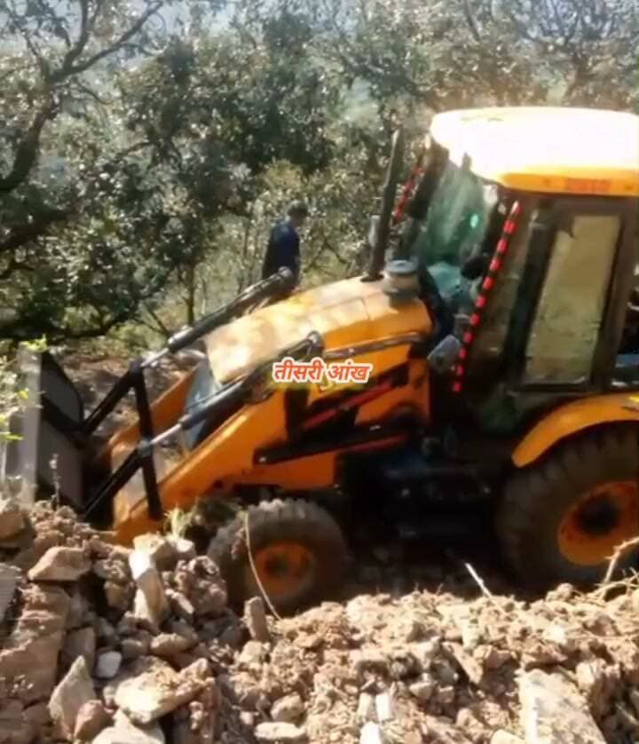 जनप्रतिनिधियों के मुंह पर तमाचा,दस साल की अनदेखी! गैड़गढ़ में ग्रामीणों ने अपने दम पर छेड़ी सड़क सुधारने की मुहिम।
चौबट्टाखाल विधानसभा के कफलड़ी गांव के तोक गैड़गढ़ में सड़क की समस्या से परेशान करीब 20 परिवारों ने अब खुद ही रास्ता सुधारने का जिम्मा उठा लिया है। ग्रामीण अपने खर्च पर जेसीबी से सड़क के मोड़ दुरुस्त करवा रहे हैं, जबकि श्रमदान से पुस्ते भी बना रहे हैं। ग्रामीणों का कहना है कि दस साल से सड़क सुविधा का इंतजार करने के बावजूद समस्या का समाधान नहीं हुआ। ऐसे में अब चुनाव के दौरान गांव पहुंचने वाले नेताओं से वे सड़क की बदहाली पर जवाब मांगेंगे।
