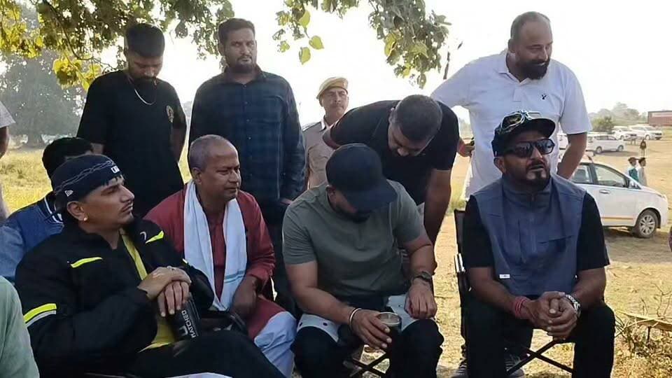 रोडीज रिवर्थ की शूटिंग सेट पर भोजपुरी फिल्म निर्माता सह कलाकार आशुतोष सिंह से गुफ्तगू करते कार्यक्रम के होस्ट रणविजय सिंह
#mtvroadies #abhishekmalhan #roadies