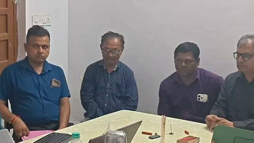 चार हजार रुपए की रिश्वत लेते पटवारी सुनील पटेल रंगे हाथों गिरफ्तार
खरगोन जिले के महेश्वर तहसील के ग्राम मोहनिया में जमीन के नामांतरण के एवज में चार हजार रूपए की मांगी थी रिश्वत
इंदौर लोकायुक्त टीम ने शिकायतकर्ता कपिल राठौर की शिकायत पर करही में की कार्रवाई