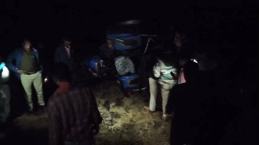 ट्रैक्टर पलटा, चालक की दर्दनाक मौत
उमरिया जिले के नोरोजाबाद थाना अंतर्गत ग्राम धनवार-हड़हा के बीच अनियन्त्रित ट्रैक्टर पलट गया है,खबर है कि इस हादसे में चालक सतीश साहू की मौत हो गई है।घटना के बाद मौके पर नोरोजाबाद पुलिस पहुंची है,ज़रूरी तफ्तीश कर शव को कब्जे में ली है।सूत्रों की माने तो मृतक ट्रैक्टर लेकर वापस ग्रह ग्राम बरही जा रहा था,इसी दौरान हादसा कारित हुआ है।घटना स्थल पर ट्रैक्टर किन कारणों से पलटा है,फिलहाल साफ़ नही है,खबर है कि घटना स्थल दोनों गांवों के बीच घोरचत्र नदी पर बनी पुलिया के करीब ही हादसा कारित हुआ है।उक्त दुर्घटनाग्रस्त ट्रैक्टर किसी बरही निवासी मालिक का बताया जा रहा है।