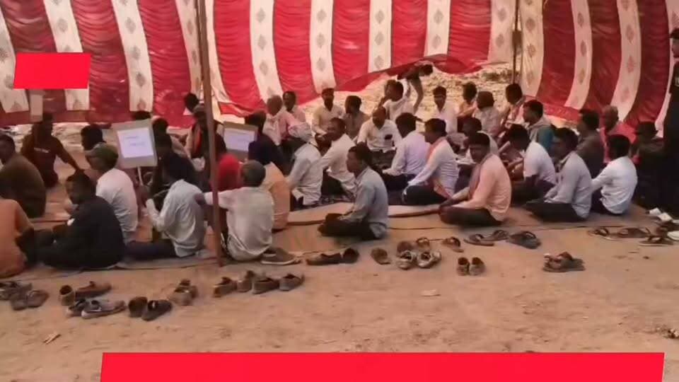 उमरिया जिले के मानपुर तहसील अन्तर्गत उमरिया-बकेली मार्ग सड़क निर्माण एवं हुलफल नदी पर पुल निर्माण की मांग को लेकर ग्राम उमरिया स्थित वन विभाग बैरियर के पास सामूहिक धरना प्रदर्शन का आयोजन किया गया। क्षेत्र के ग्रामीणों एवं क्षेत्रवासियों द्वारा आयोजित इस धरना प्रदर्शन के माध्यम से शासन-प्रशासन का ध्यान लंबे समय से लंबित सड़क एवं पुल निर्माण की समस्या की ओर आकर्षित कराया गया।
धरना प्रदर्शन के आयोजकों के अनुसार, उमरिया-बकेली, करसऊ, बमेरा, बड़वाही, बगोहा, करौंदिया, सुखदास सहित आसपास के गांवों के लोग लंबे समय से बुनियादी सुविधाओं के अभाव से जूझ रहे हैं। ग्रामीणों का कहना है कि आजादी के 75 वर्ष बाद भी क्षेत्र में सड़क, पुल, शिक्षा और स्वास्थ्य जैसी आवश्यक सुविधाओं का समुचित विकास नहीं हो पाया है। इसके चलते आम नागरिकों को परेशानियों का सामना करना पड़ रहा है।
दो प्रमुख मांगों को लेकर आंदोलन
धरना प्रदर्शन के माध्यम से क्षेत्रवासियों ने हुलफल नदी पर पुल निर्माण कराने तथा उमरिया से मझौली, चहली पुलिया पहुंच मार्ग की शेष सड़क का निर्माण कराने की मांग उठाई। ग्रामीणों का कहना है कि सड़क और पुल के अभाव में आवागमन प्रभावित होता है तथा ग्रामीणों को रोजमर्रा के कार्यों के साथ ही आवश्यक सेवाओं तक पहुंचने में भी कठिनाइयों का सामना करना पड़ता है।
आंदोलनकारियों ने स्पष्ट किया कि जब तक उनकी दोनों प्रमुख मांगों पर शासन-प्रशासन द्वारा सकारात्मक पहल करते हुए निर्माण कार्यों को स्वीकृति नहीं दी जाती, तब तक उनका अनशन जारी रहेगा
क्षेत्रवासियों ने प्रशासन से मांग की है कि ग्रामीणों की समस्याओं को गंभीरता से लेते हुए सड़क एवं पुल निर्माण की प्रक्रिया शीघ्र प्रारंभ कराई जाए, जिससे लंबे समय से विकास की प्रतीक्षा कर रहे गांवों को राहत मिल सके।