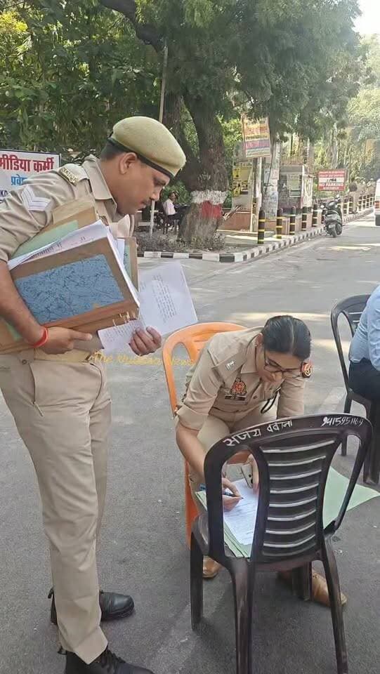 चुनाव ड्यूटी के दौरान अपने फर्ज के प्रति मुस्तैद दिखीं झाँसी SP सिटी प्रीति सिंह, MediaCell Jhansi