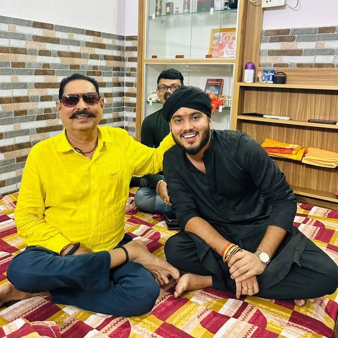 मगही गायक अभिषेक सिंह ने लगाया ह**मले का आरोप, सोशल मीडिया पर दी जानकारी
मगही गायक अभिषेक सिंह ने सोशल मीडिया पोस्ट के जरिए दावा किया है कि बीती रात उन पर जा**नलेवा ह**मला किया गया। इस घटना के बाद उनके प्रशंसकों के बीच चर्चा तेज हो गई है।
गौरतलब है कि पिछले कुछ दिनों से अभिषेक सिंह और गायक शिवकुमार विक्कू के बीच सोशल मीडिया पर वि*वाद चल रहा था। इसी बीच हमले की बात सामने आने से मामला चर्चा में आ गया है।
प्रारंभिक जानकारी के अनुसार, मामले में प्रा**थमिकी दर्ज किए जाने की बात कही जा रही है। हालांकि, घ/टना की परिस्थितियों और हमले में कथित रूप से शामिल लोगों को लेकर अब तक आधिकारिक स्तर पर विस्तृत जानकारी सामने नहीं आई है। पुलिस की आधिकारिक पुष्टि के बाद ही पूरे मामले की स्थिति स्पष्ट हो सकेगी।