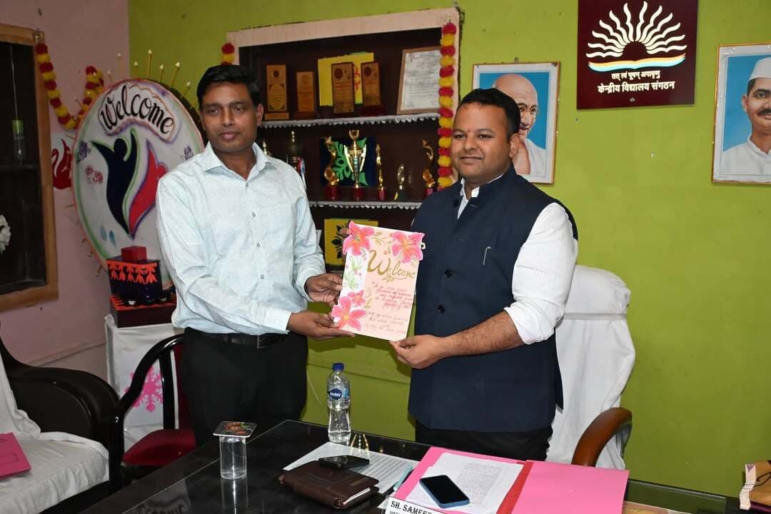 🏫 केंद्रीय विद्यालय प्रबंध समिति की बैठक संपन्न
गोपालगंज स्थित केंद्रीय विद्यालय में डीएम-सह-प्रबंध समिति के अध्यक्ष श्री समीर सौरभ की उपस्थिति में बैठक आयोजित की गई। डीएम ने कंप्यूटर कक्ष का अवलोकन किया तथा विद्यालय के शैक्षणिक एवं भौतिक विकास से जुड़े प्रस्तावों पर चर्चा की।
विद्यालय में गुणवत्तापूर्ण शिक्षा एवं समग्र विकास को लेकर विभिन्न सुझावों पर विचार-विमर्श किया गया।
#Gopalganj #KendriyaVidyalaya #Education #SamratChoudhary #InformationAndPublicRelationsDepartment