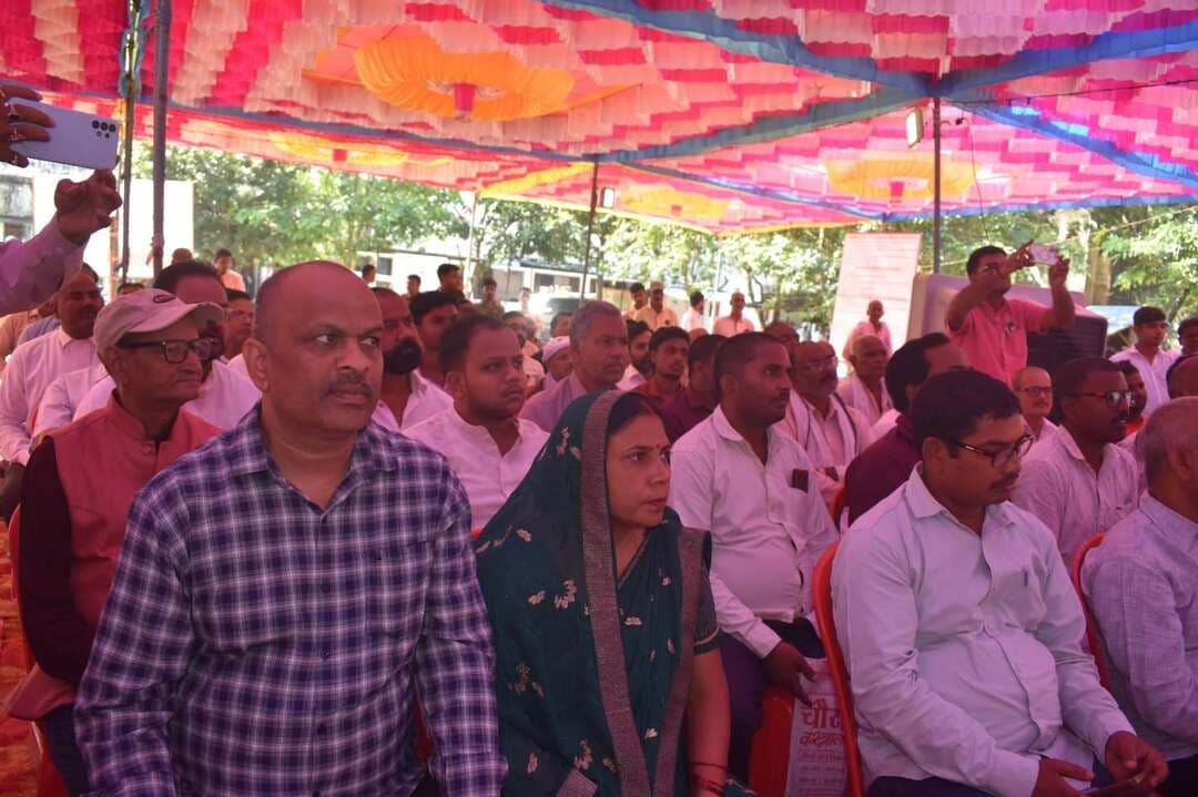 🛂 हथुआ में पासपोर्ट सेवा मोबाइल वैन शिविर का शुभारंभ
जिला पदाधिकारी श्री समीर सौरभ ने हथुआ अनुमंडल कार्यालय परिसर में पासपोर्ट सेवा मोबाइल वैन शिविर का शुभारंभ किया। यह शिविर 27 से 29 अक्टूबर 2026 तक आयोजित होगा।
शिविर में प्रतिदिन लगभग 55 आवेदकों के लिए स्लॉट बुक किए जा रहे हैं। डीएम ने जिलेवासियों से निर्धारित प्रक्रिया के अनुसार स्लॉट बुक कर इस सुविधा का अधिकाधिक लाभ उठाने की अपील की।
📍 स्थान: अनुमंडल कार्यालय परिसर, हथुआ
#Gopalganj #Hathua #PassportSeva #SamratChoudhary #InformationAndPublicRelationsDepartment