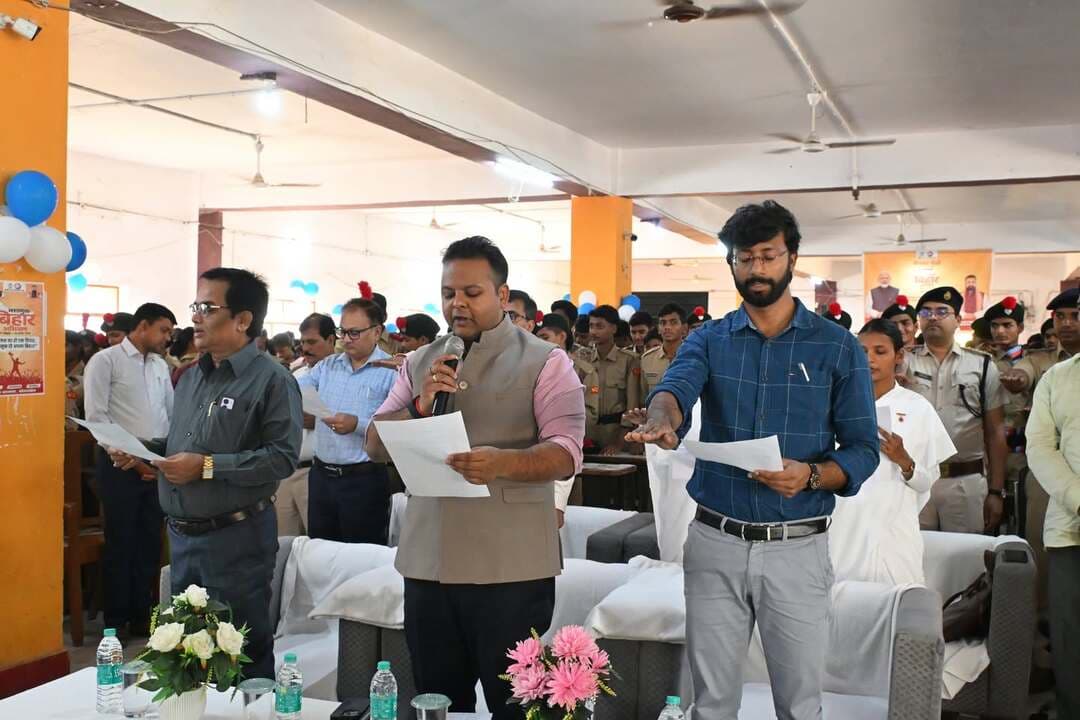 🚫 गोपालगंज में नशामुक्त बिहार अभियान 2026 का शुभारंभ
एसएस बालिका प्लस टू स्कूल, गोपालगंज में मुख्यमंत्री श्री सम्राट चौधरी के कार्यक्रम का सीधा प्रसारण किया गया। इस दौरान डीएम श्री समीर सौरभ सहित अधिकारियों, शिक्षकों एवं विद्यार्थियों ने नशामुक्त बिहार बनाने का संकल्प लिया।
डीएम ने युवाओं से नशे से दूर रहने तथा समाज में नशामुक्ति के प्रति जागरूकता फैलाने की अपील की।
#Gopalganj #NashaMuktBihar2026 #DrugFreeBihar #SamratChoudhary #InformationAndPublicRelationsDepartment