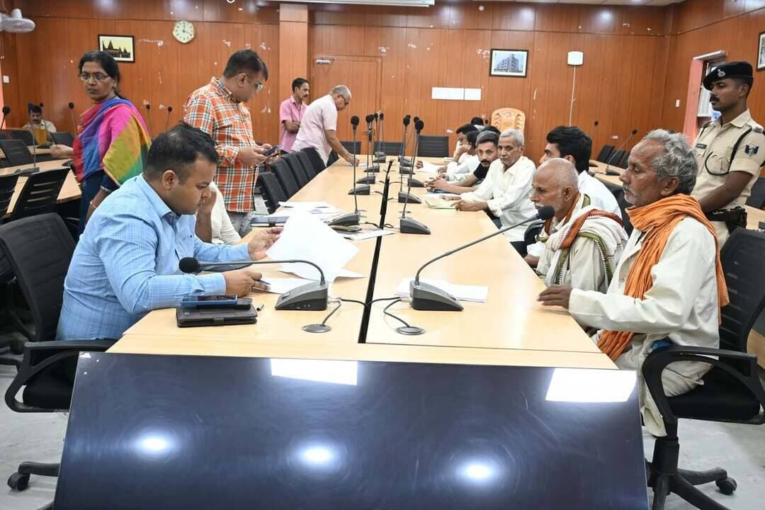 📢 जनता दरबार में 21 आवेदनों पर सुनवाई, समयबद्ध निष्पादन के निर्देश
‘सबका सम्मान–जीवन आसान’ कार्यक्रम के तहत जिला पदाधिकारी श्री समीर सौरभ की उपस्थिति में जनता दरबार आयोजित किया गया। इसमें कुल 21 आवेदनों पर सुनवाई हुई, जिनमें 08 भूमि एवं राजस्व तथा 13 अन्य विभागों से संबंधित थे।
डीएम ने संबंधित पदाधिकारियों को आवेदनों की जांच कर त्वरित एवं समयबद्ध निष्पादन का निर्देश दिया। भूमि संबंधी मामलों को पहले अंचल स्तर पर निष्पादित करने तथा समाधान नहीं होने पर नियमानुसार उच्च स्तर पर भेजने को कहा।
#Gopalganj #JantaDarbar #PublicGrievance #SamratChoudhary #InformationAndPublicRelationsDepartment