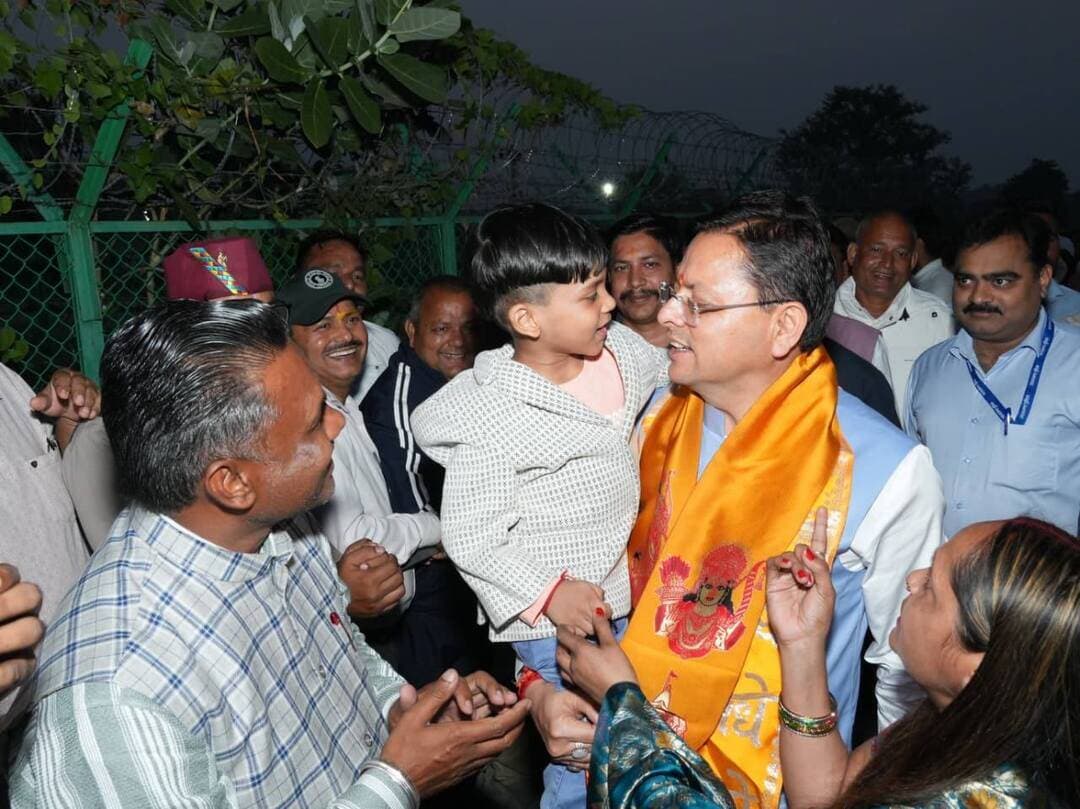 मुख्यमंत्री पुष्कर सिंह धामी ने सुनीं जनसमस्याएं, अधिकारियों को त्वरित निस्तारण के निर्देश!
खटीमा, उत्तराखंड। मुख्यमंत्री पुष्कर सिंह धामी ने खटीमा में लोहियाहेड हेलीपैड और कैंप कार्यालय में आम जनता से मुलाकात कर उनकी समस्याएं सुनीं। इस दौरान विभिन्न जनप्रतिनिधियों ने भी मुख्यमंत्री के समक्ष क्षेत्र की समस्याएं और विकास से जुड़ी आवश्यकताएं रखीं।
मुख्यमंत्री ने संबंधित अधिकारियों को जनसमस्याओं का प्राथमिकता के आधार पर समाधान करने और शिकायतों पर त्वरित कार्रवाई सुनिश्चित करने के निर्देश दिए। उन्होंने कहा कि आमजन की समस्याओं के निस्तारण में अनावश्यक देरी नहीं होनी चाहिए और लोगों को छोटे-छोटे कार्यों के लिए सरकारी कार्यालयों के बार-बार चक्कर न काटने पड़ें।
#BreakingNews #Khatima #PushkarSinghDhami #UttarakhandNews #CMUttarakhand #जनसुनवाई #खटीमा #उत्तराखंडसमाचार #UKNews