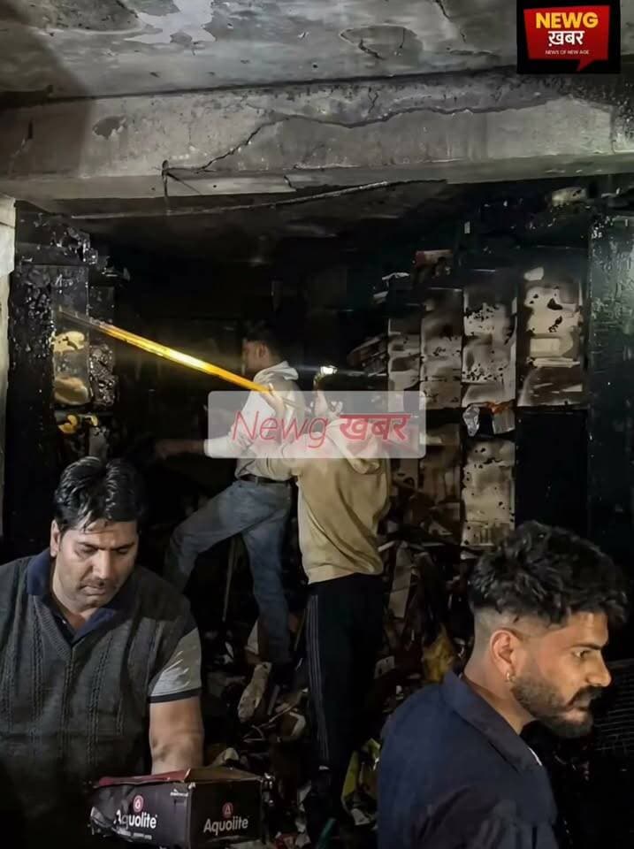 चंबा के कसाकड़ा में जूते की दुकान में लगी आग, लाखों का सामान जलकर राख
चंबा के कसाकड़ा में एक जूते की दुकान में अचानक आग लग गई। आग लगने से दुकान में रखा लाखों रुपये का सामान जलकर स्वाह हो गया। सूचना मिलते ही अग्निशमन विभाग की टीम मौके पर पहुंची। स्थानीय लोगों की मदद से कड़ी मशक्कत के बाद आग पर काबू पाया गया। आग लगने के कारणों का अभी पता नहीं चल पाया है।
#highlight