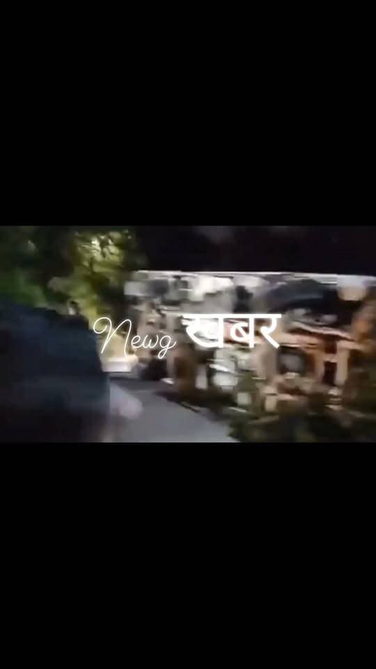 हमीरपुर के लालड़ी गांव के पास पिकअप और स्कूटी की टक्कर, एक की मौत, एक घायल
हमीरपुर। हिमाचल प्रदेश के हमीरपुर जिले में लालड़ी गांव के पास पिकअप और स्कूटी के बीच जोरदार टक्कर हो गई। हादसे में स्कूटी सवार एक व्यक्ति की मौके पर ही मौत हो गई, जबकि दूसरा गंभीर रूप से घायल हो गया।
मृतक की पहचान कमल देव (54) पुत्र विद्या सागर, निवासी गांव लग देवी, डाकघर टौणी देवी के रूप में हुई है। वहीं, घायल की पहचान अश्वनी कुमार (47) पुत्र मनोहर लाल, निवासी वार्ड नंबर 11, दोसड़का के रूप में बताई गई है।
प्रारंभिक जानकारी के अनुसार, पिकअप और स्कूटी के बीच ओवरटेक करने के दौरान टक्कर होने की बात सामने आई है। हादसे में एक व्यक्ति ने मौके पर ही दम तोड़ दिया, जबकि दूसरे को गंभीर चोटें आई हैं।
दुर्घटना के बाद घटनास्थल पर लोगों की भीड़ जुट गई। हादसे के कारणों की आधिकारिक पुष्टि और पुलिस की विस्तृत कार्रवाई की जानकारी अभी सामने आना बाकी है।